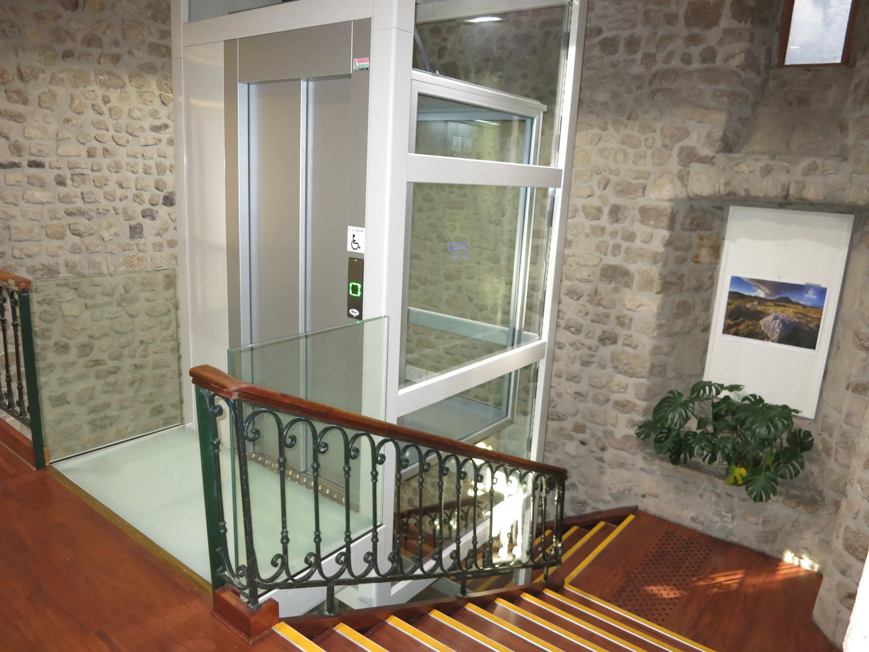 Vimec Srl - Hydraulic elevator EASYMOVE