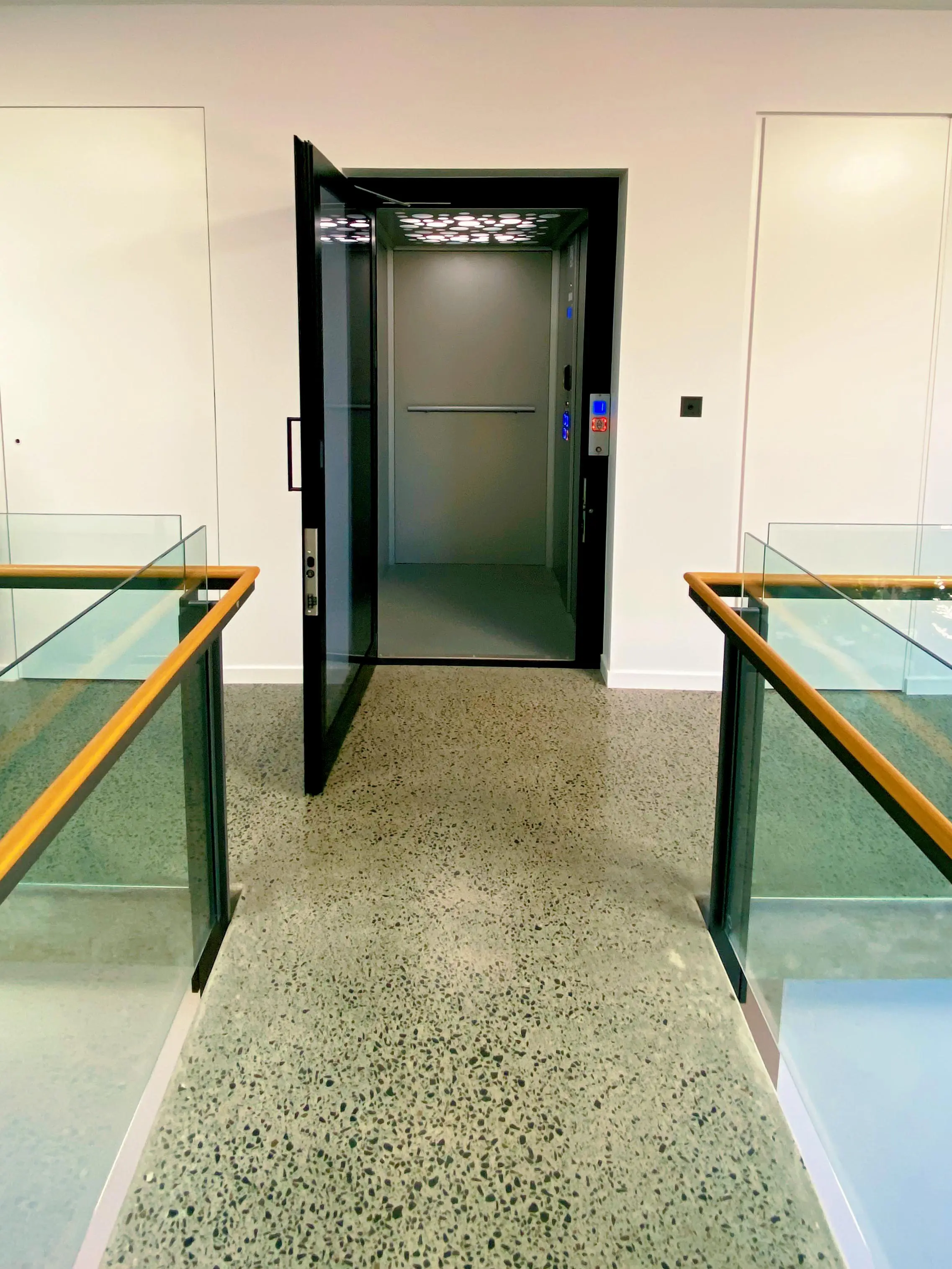 Vimec Srl - Hydraulic elevator EASYMOVE