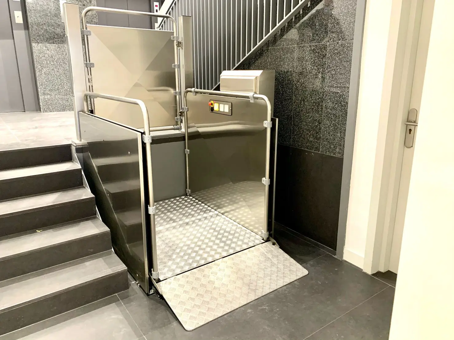 Vimec Srl - Vertical platform step lift SILVER