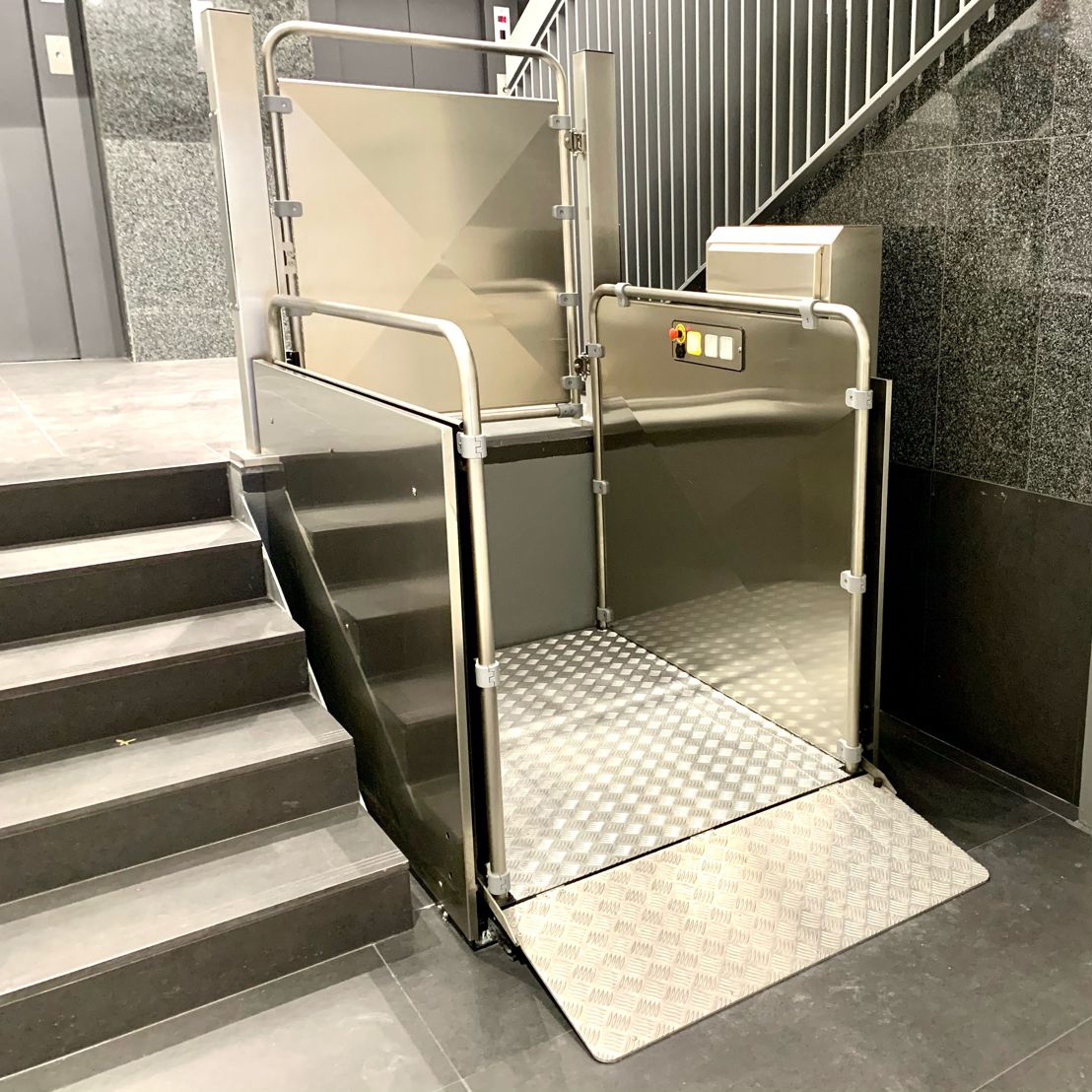 Afficher le produit Vertical platform step lift SILVER du fabricant Vimec Srl