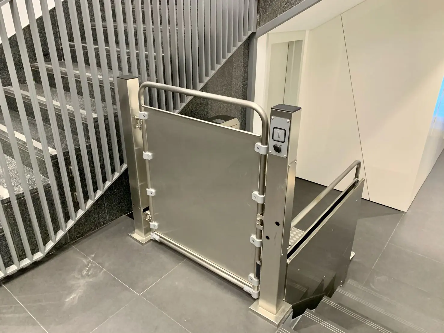 Vimec Srl - Vertical platform step lift SILVER