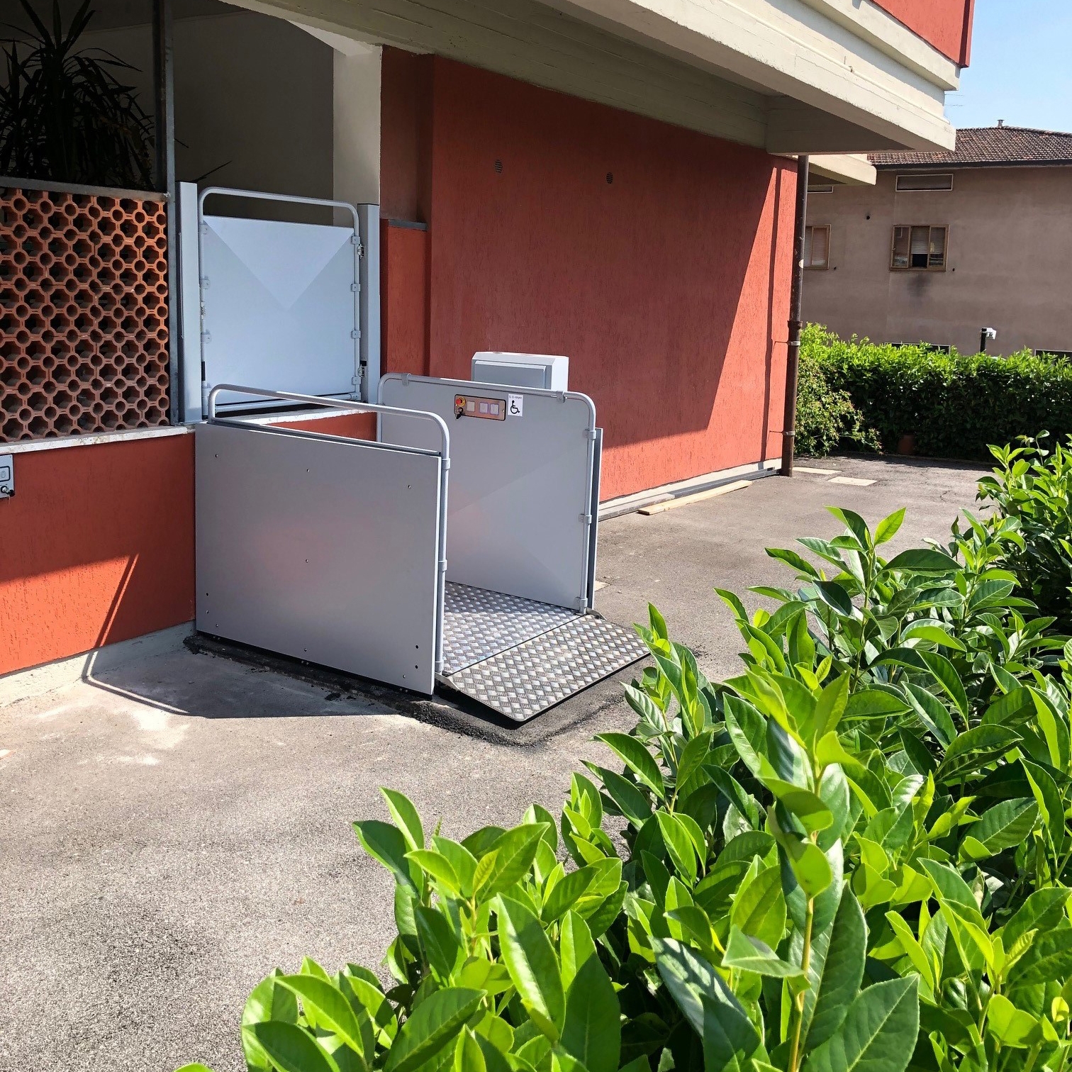 Vertical platform step lift SILVER