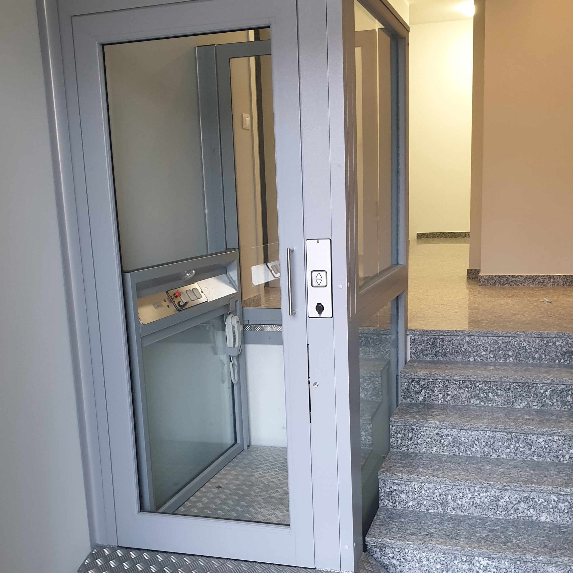 Vertical platform step lift STEPPY PLUS