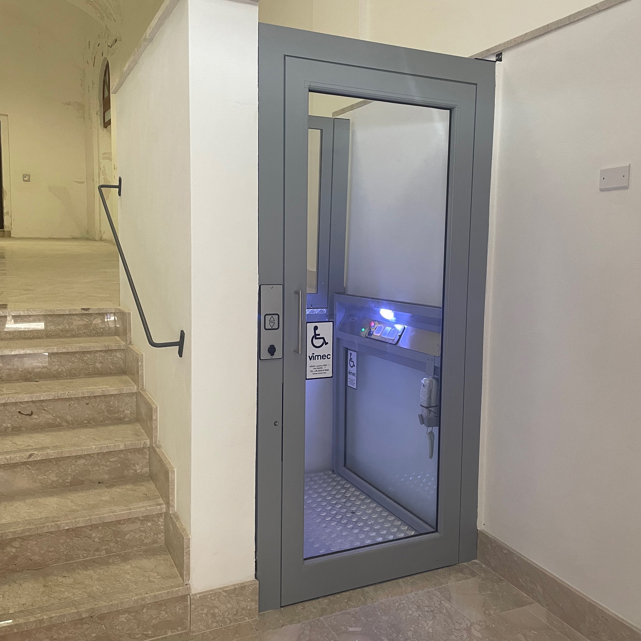 Vertical platform step lift STEPPY PLUS