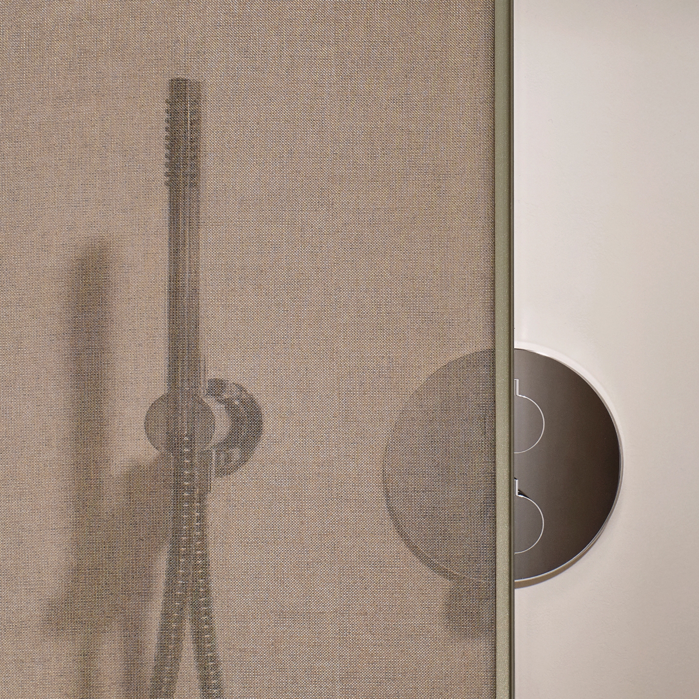 X1000 GT Free-standing side panel in laminated glass with integrated texture