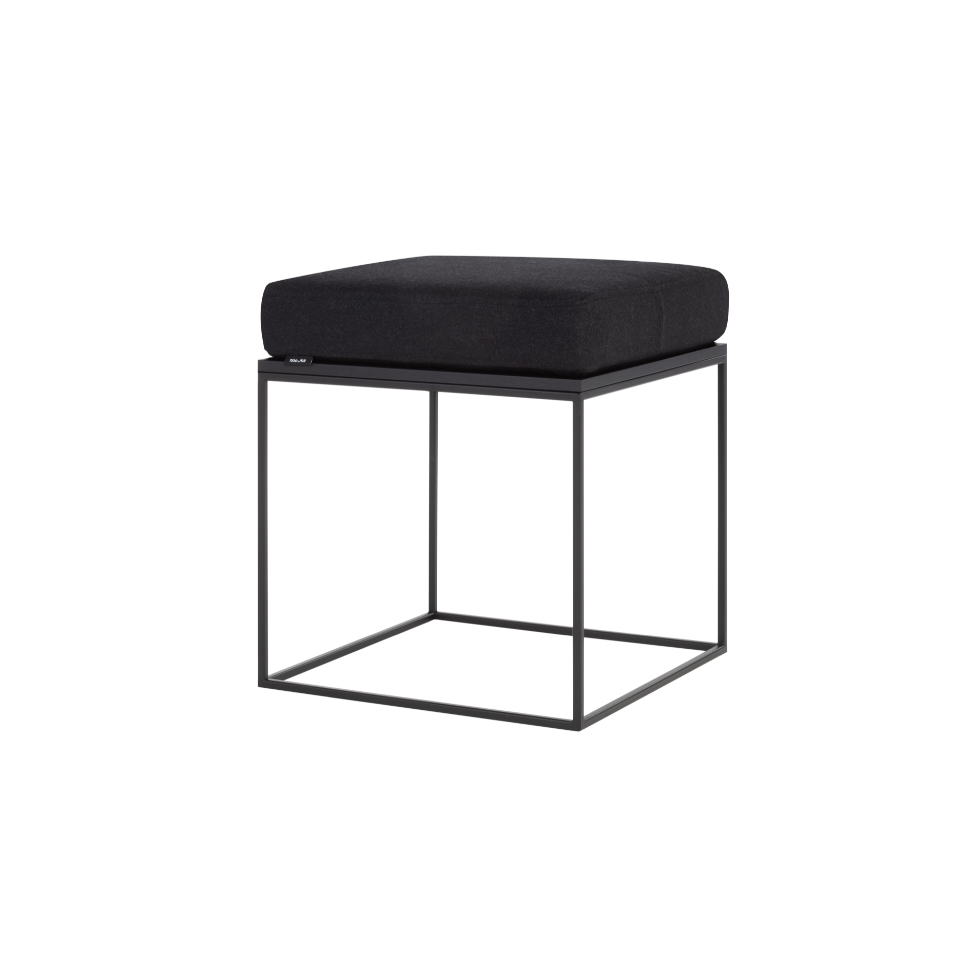 Afficher le produit Pouf Feo | Noir Nocturne – Laine / Chêne Noir du fabricant noo.ma