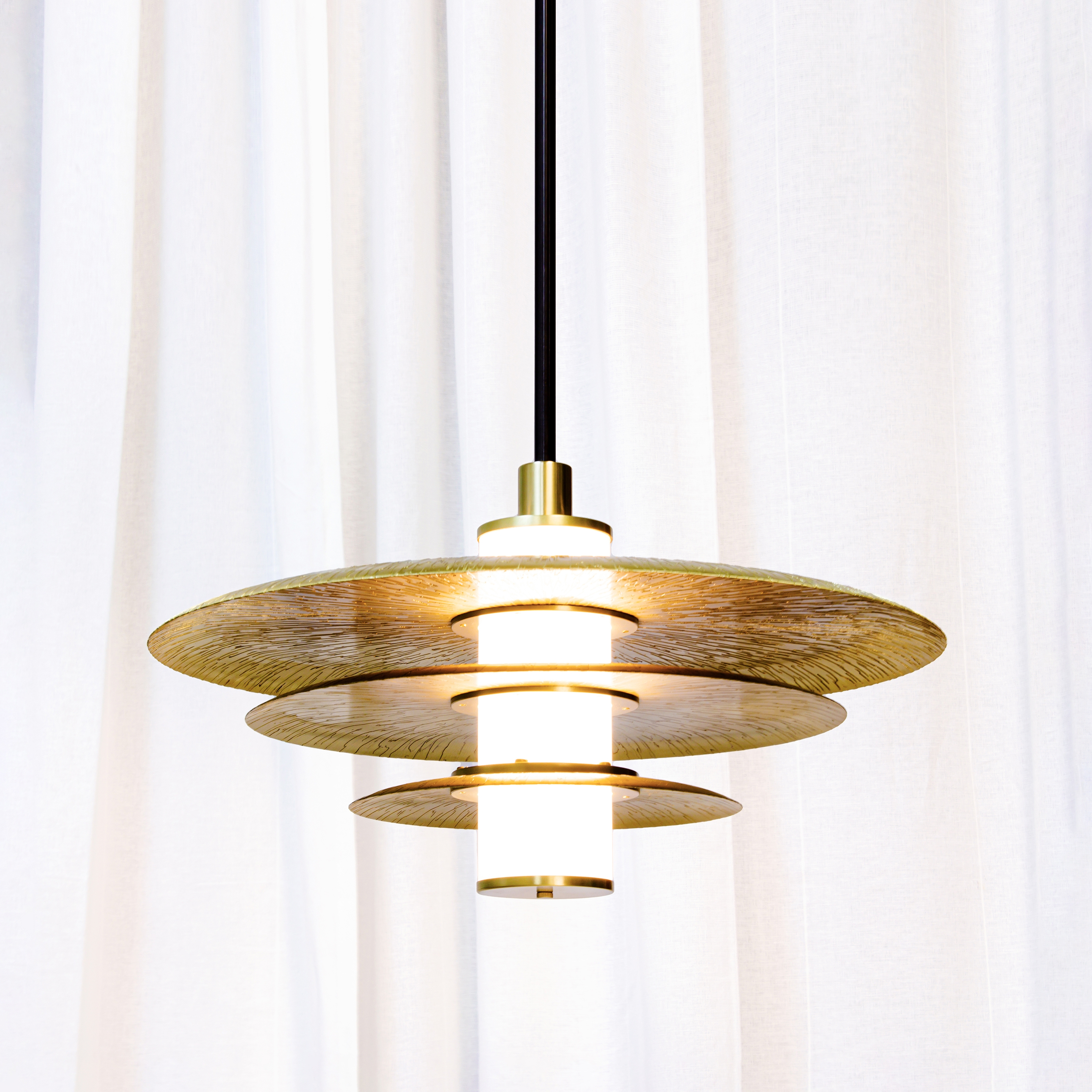 Produkt Arthur | 3 Tiered Arthur Pendant (Sunburst etch) des Herstellers Trella anzeigen