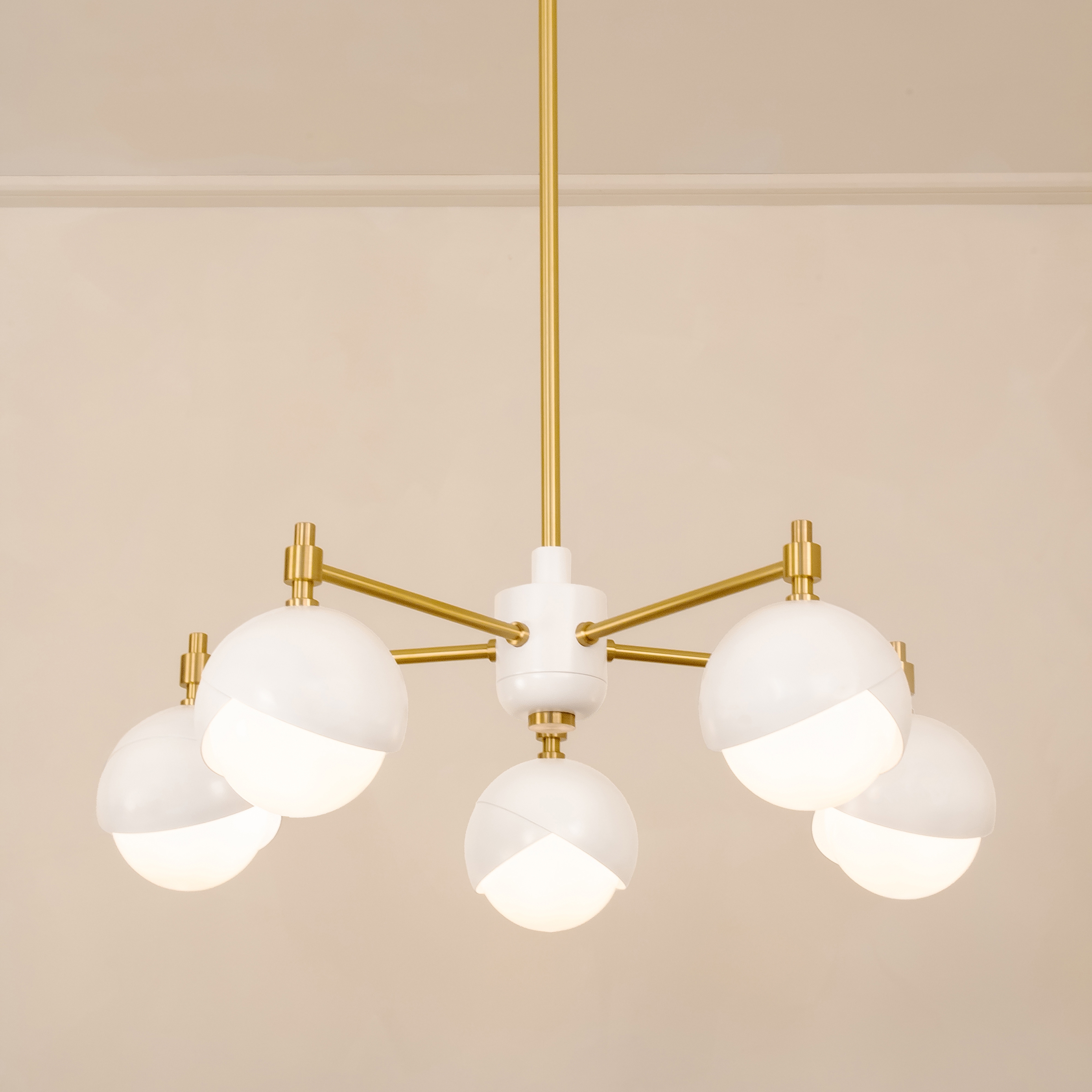 Produkt Benedict | 5 Light Chandelier (Eggshell / Satin Brass) des Herstellers Trella anzeigen