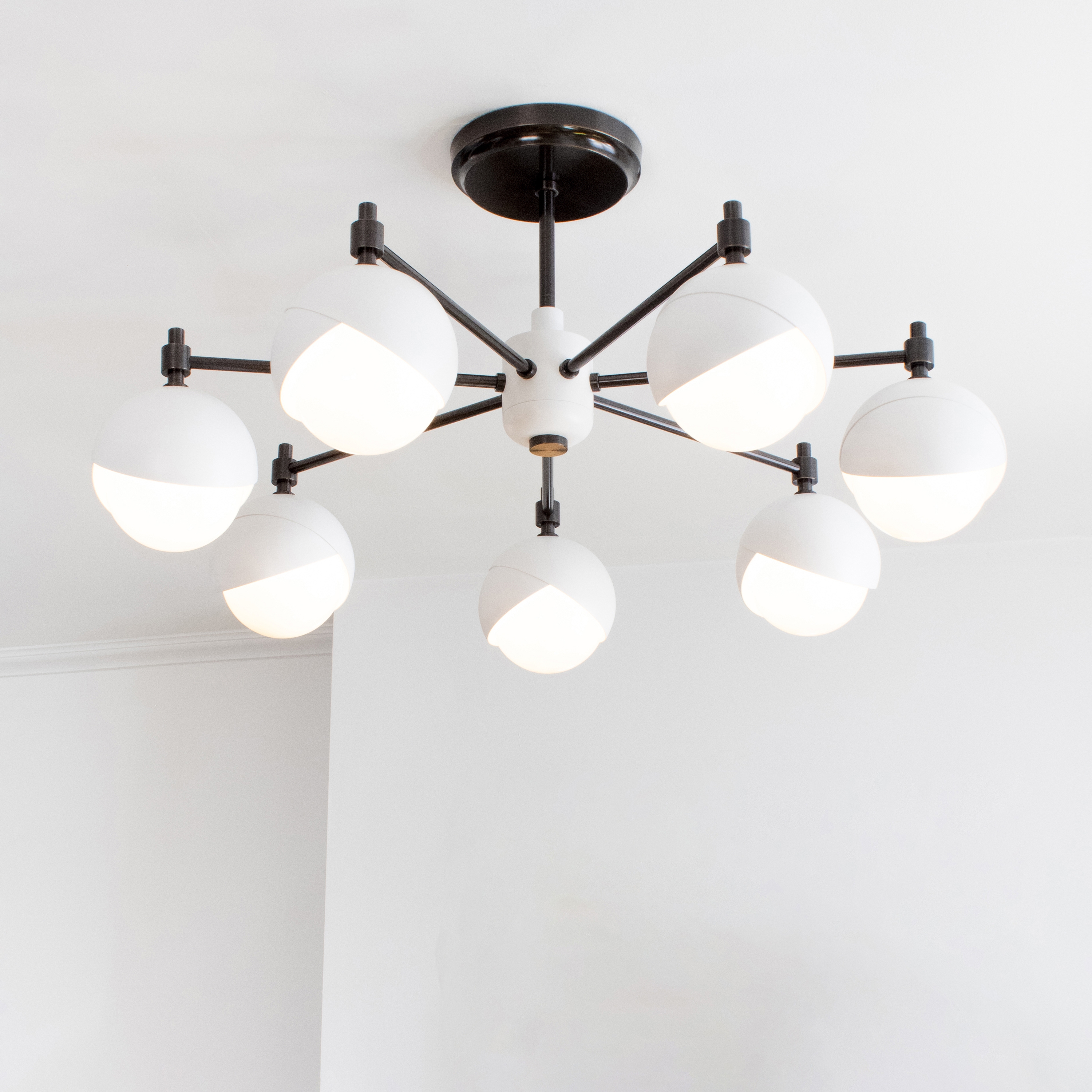 Produkt Benedict | 7 Light Chandelier (Eggshell / Blackened brass) des Herstellers Trella anzeigen