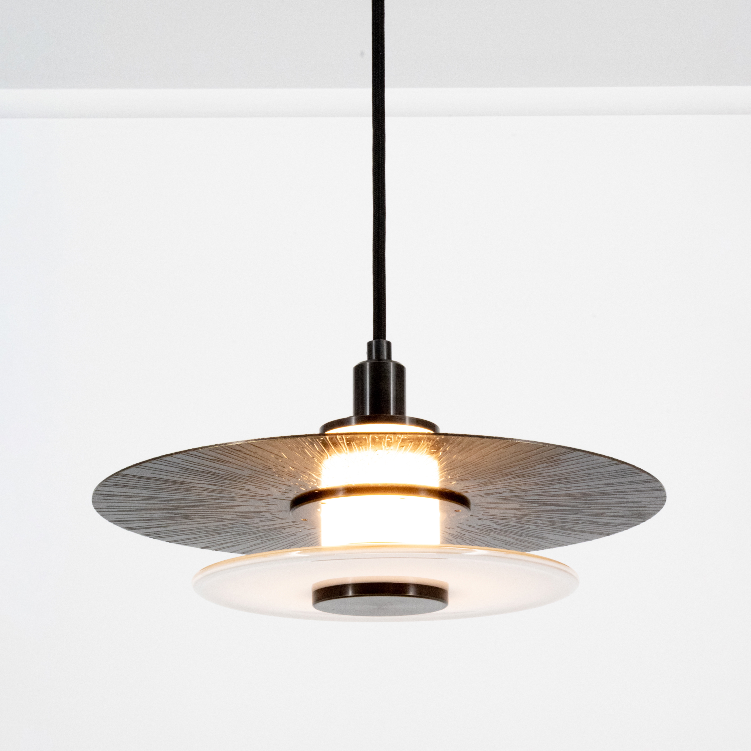 Produkt Klein | Pendant - 11 inch (Klein etch in blackened brass) des Herstellers Trella anzeigen