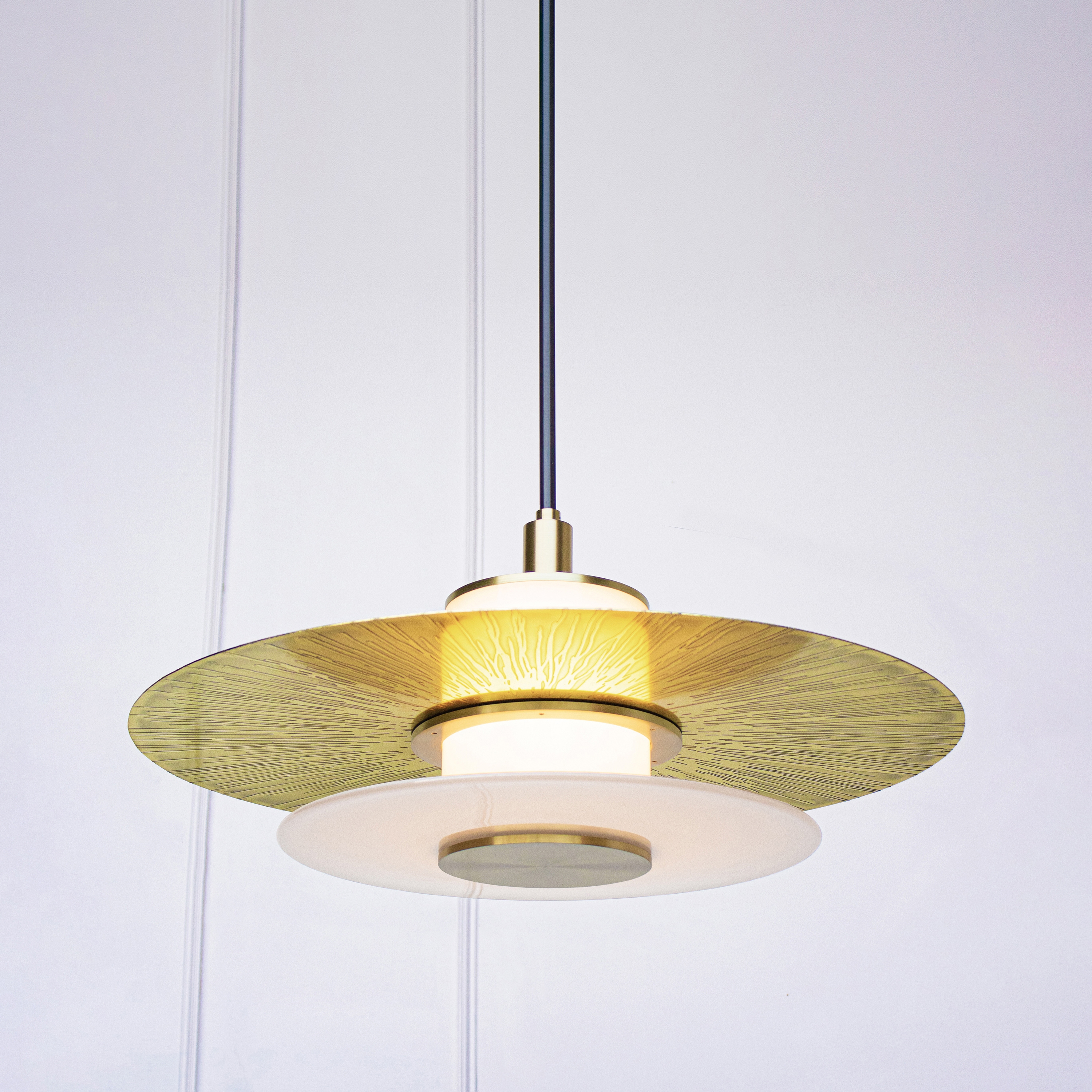 Produkt Klein | Pendant - 24 inch (Klein etch / Satin brass) des Herstellers Trella anzeigen