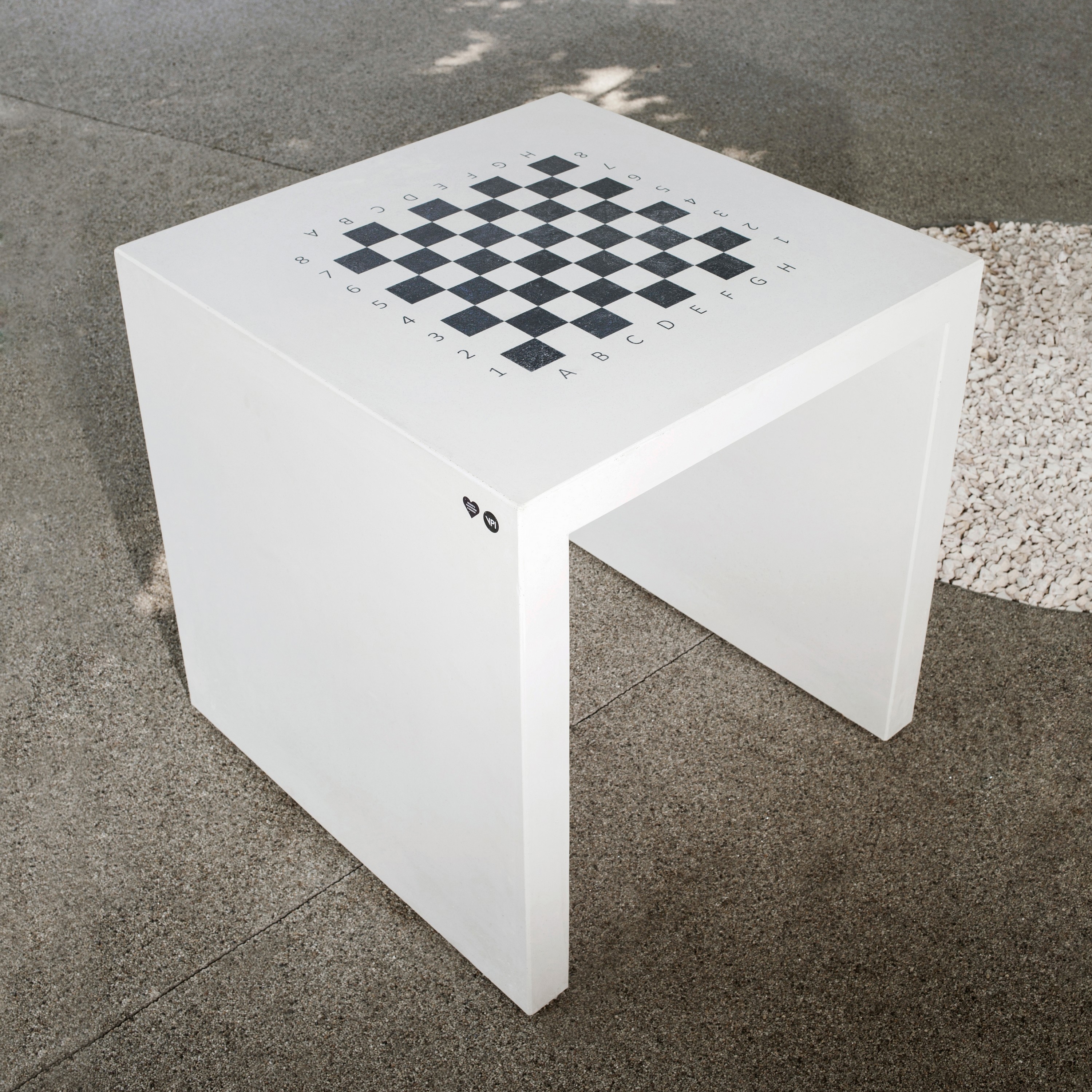 Afficher le produit Chess Table du fabricant VPI Concrete