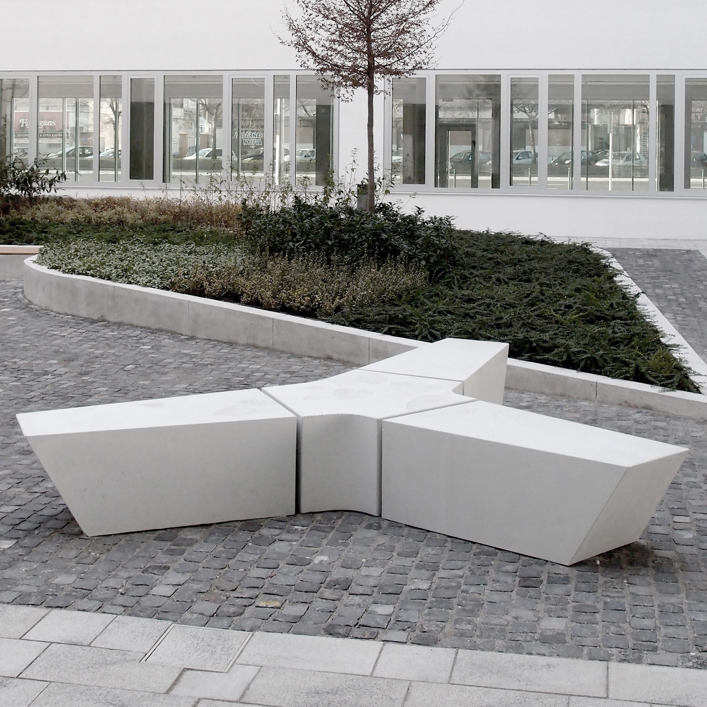Display product Croma | Concrete Bench System from manufacturer VPI Concrete