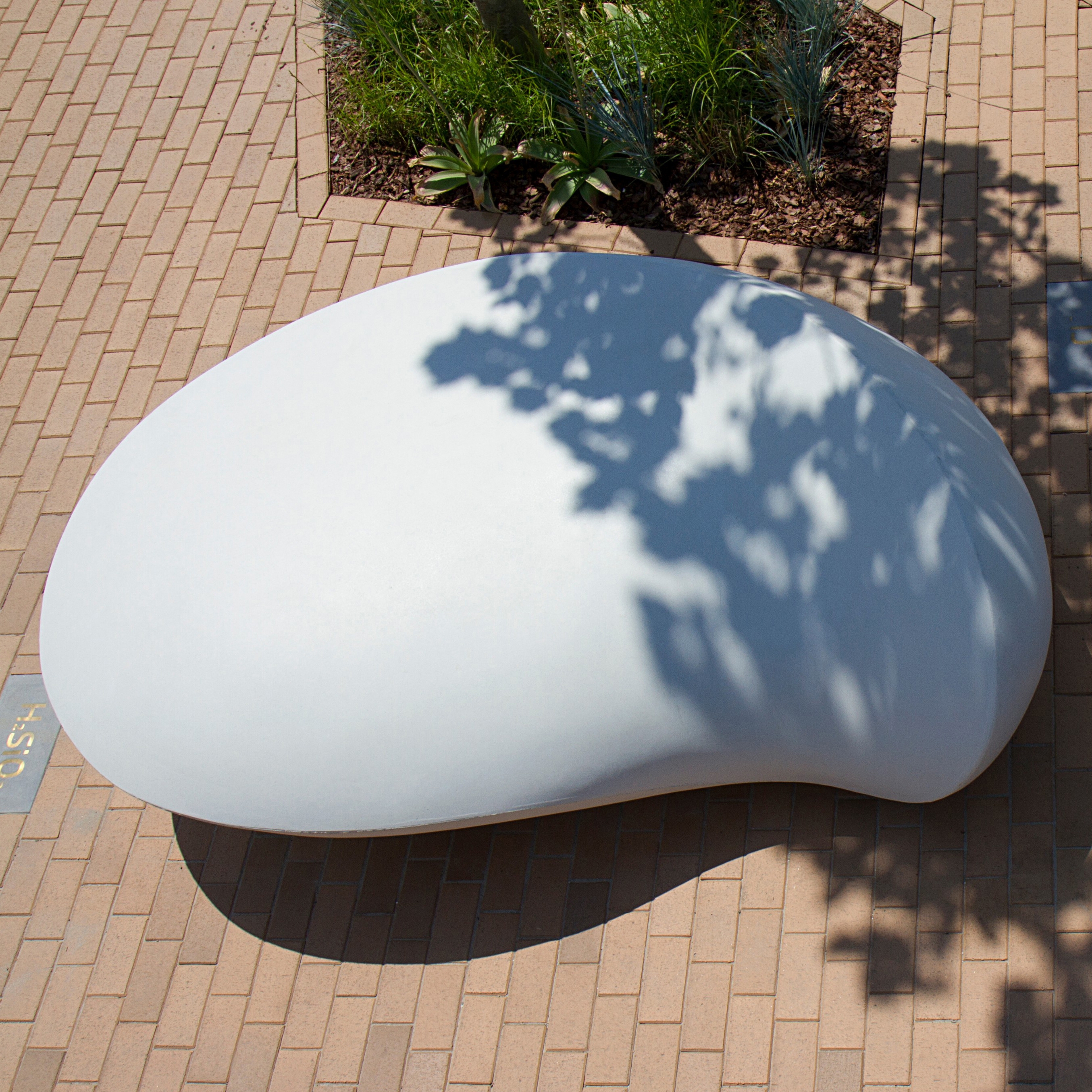 Mostra il prodotto Kavics | XL Organic Concrete Object del produttore VPI Concrete