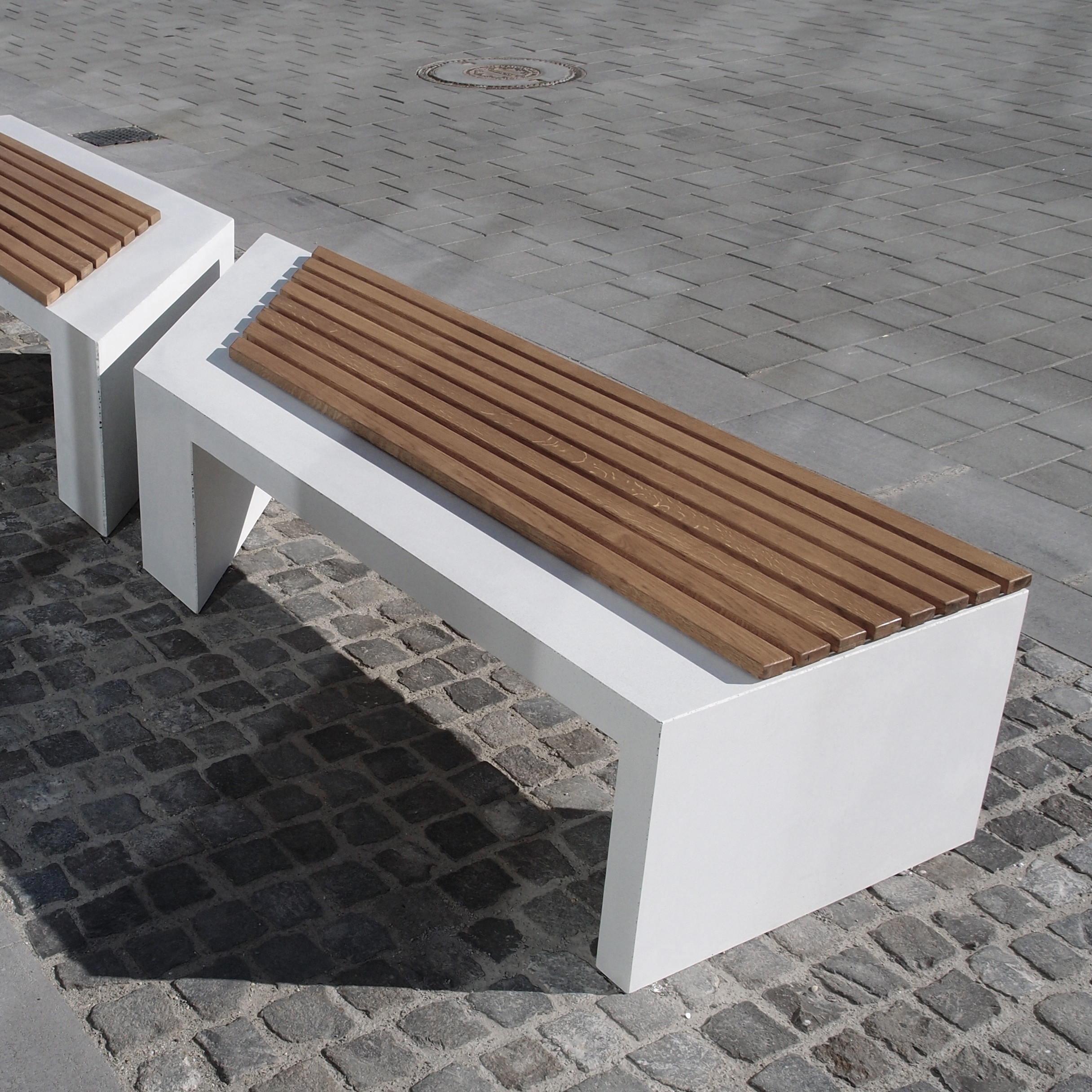 Mostra il prodotto Zigza | Concrete Bench with Wooden Seating del produttore VPI Concrete