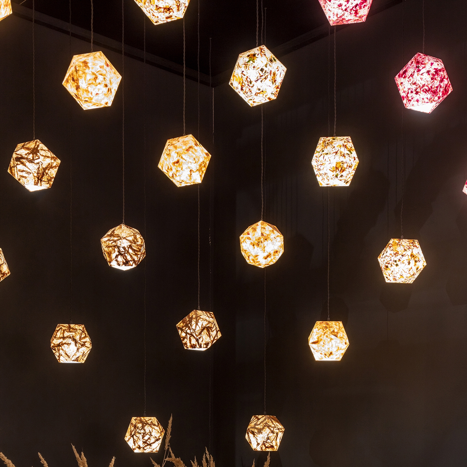 Mostra il prodotto Hedron pendant lamps and chandelier del produttore Viaplant