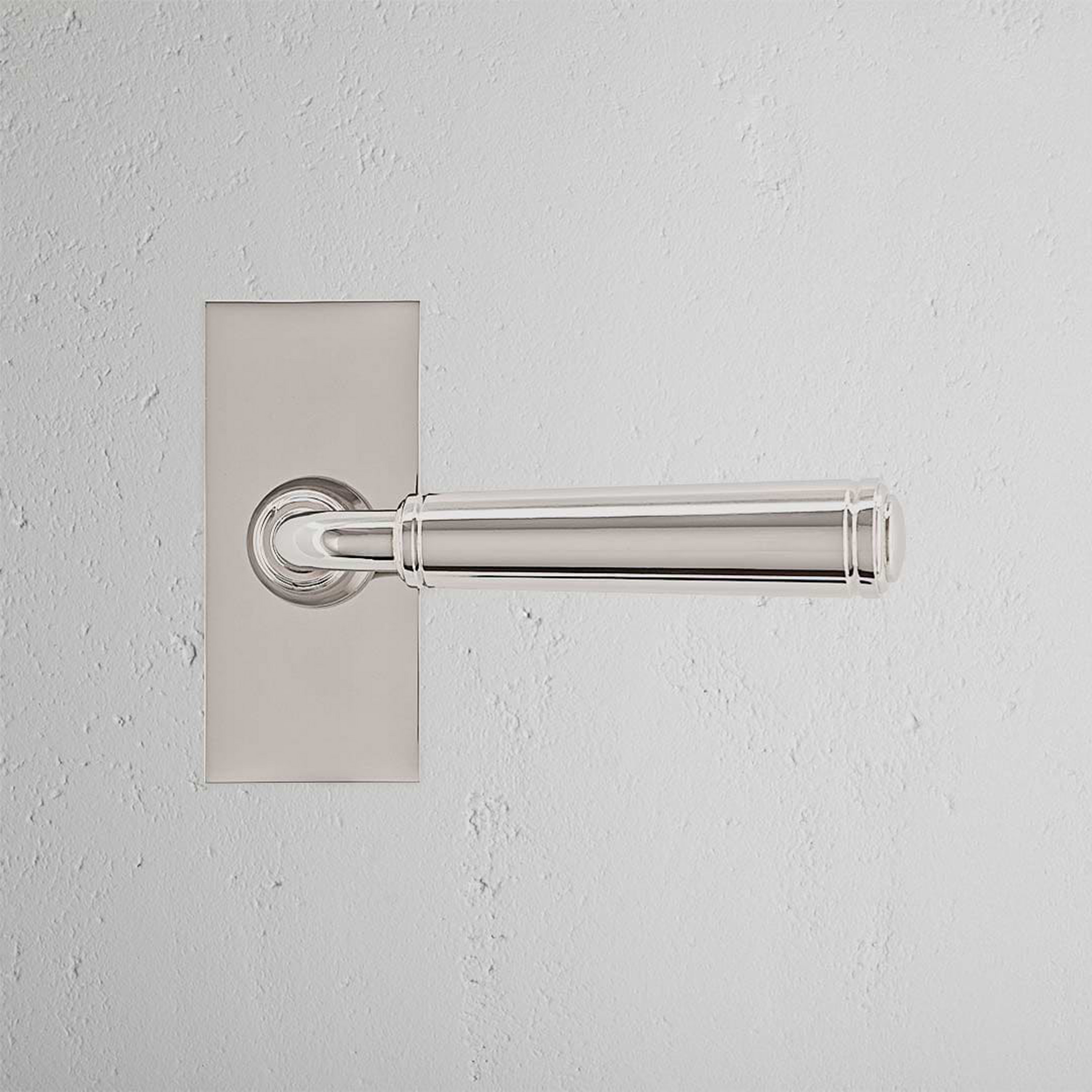 Manilla para puertas Digby con placa corta (con muelle)