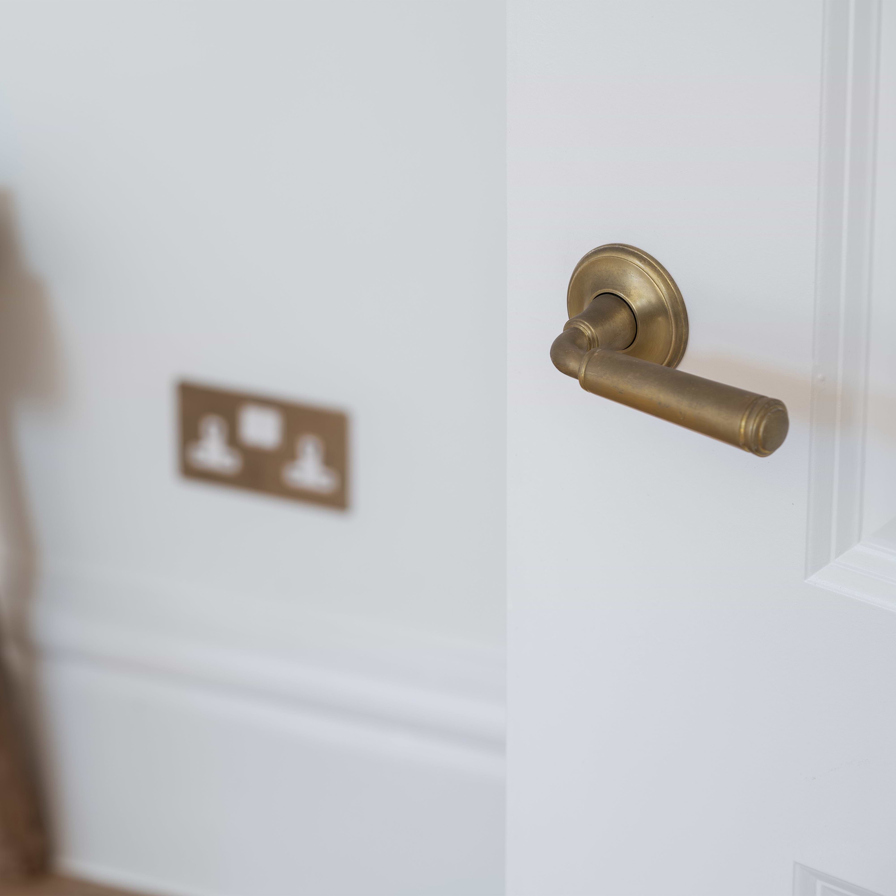 Mostra il prodotto Digby Sprung Door Handle del produttore Corston Architectural Detail