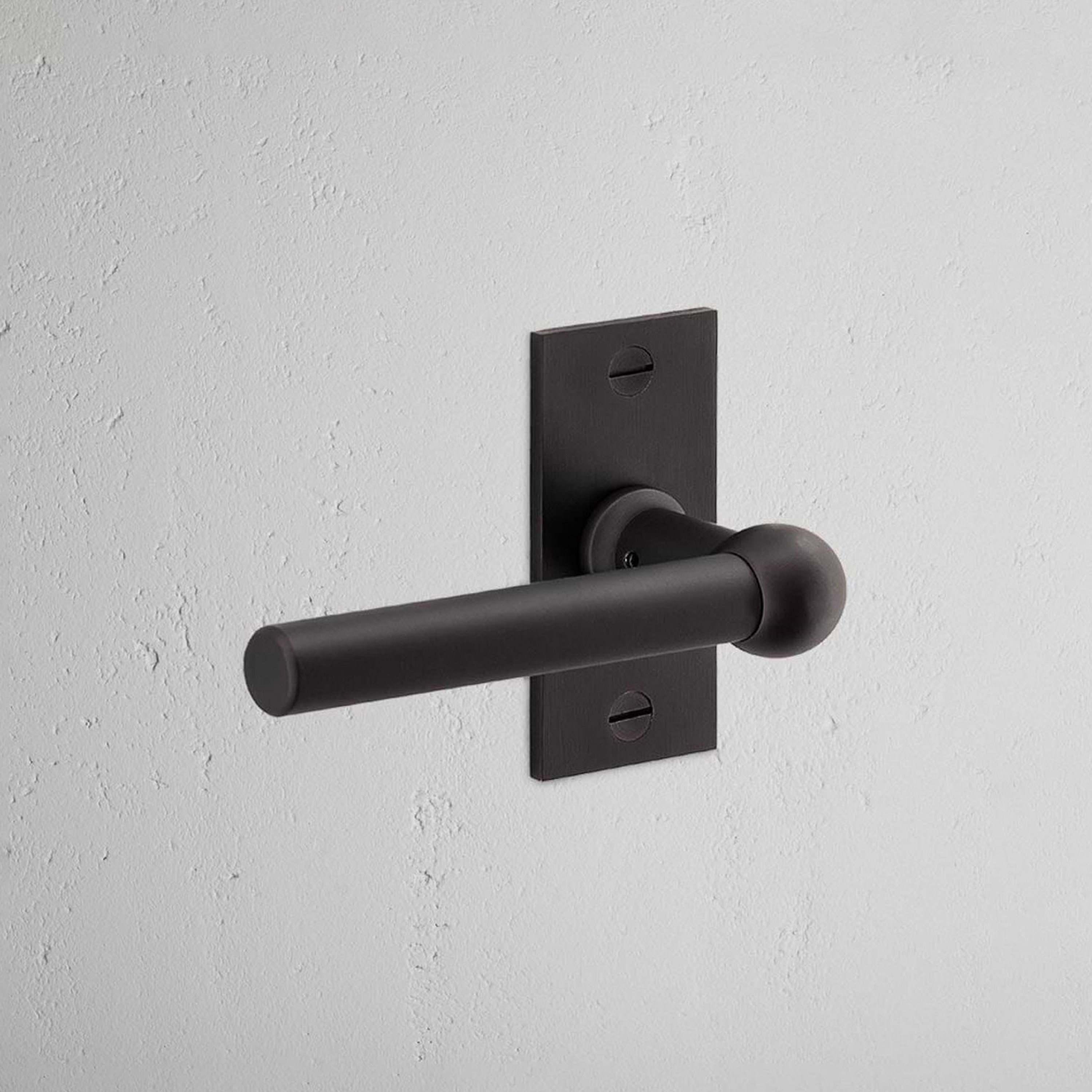 Manilla para puertas Harper con placa corta (con muelle)