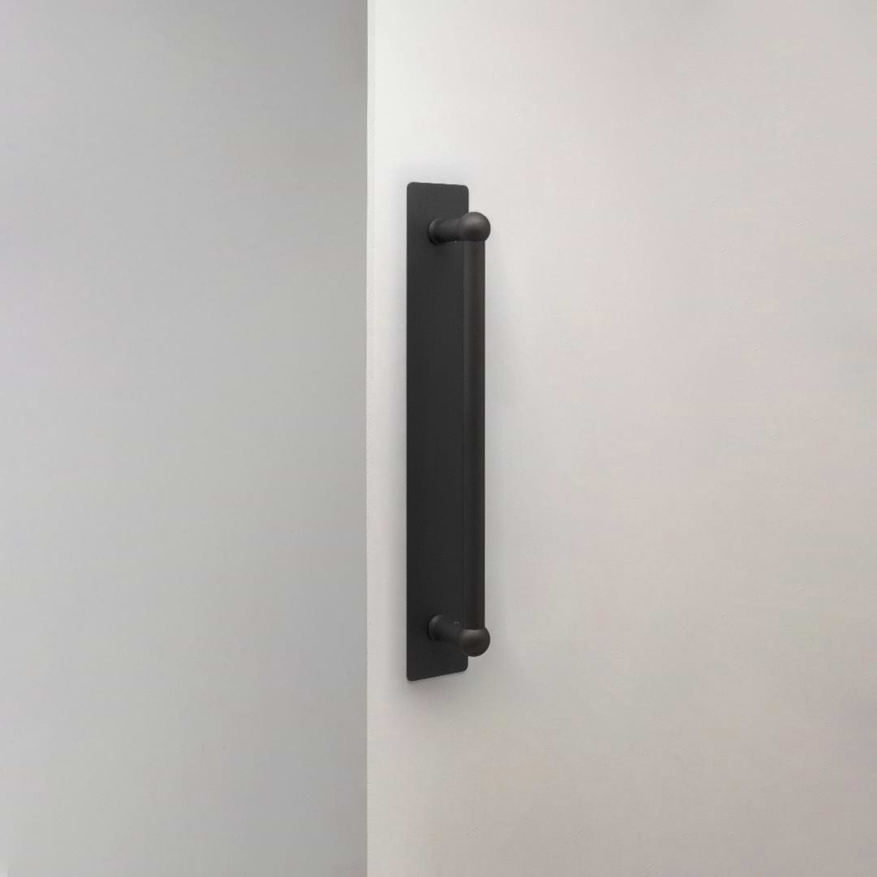 Harper Single Pull Handle with Plate 320mm