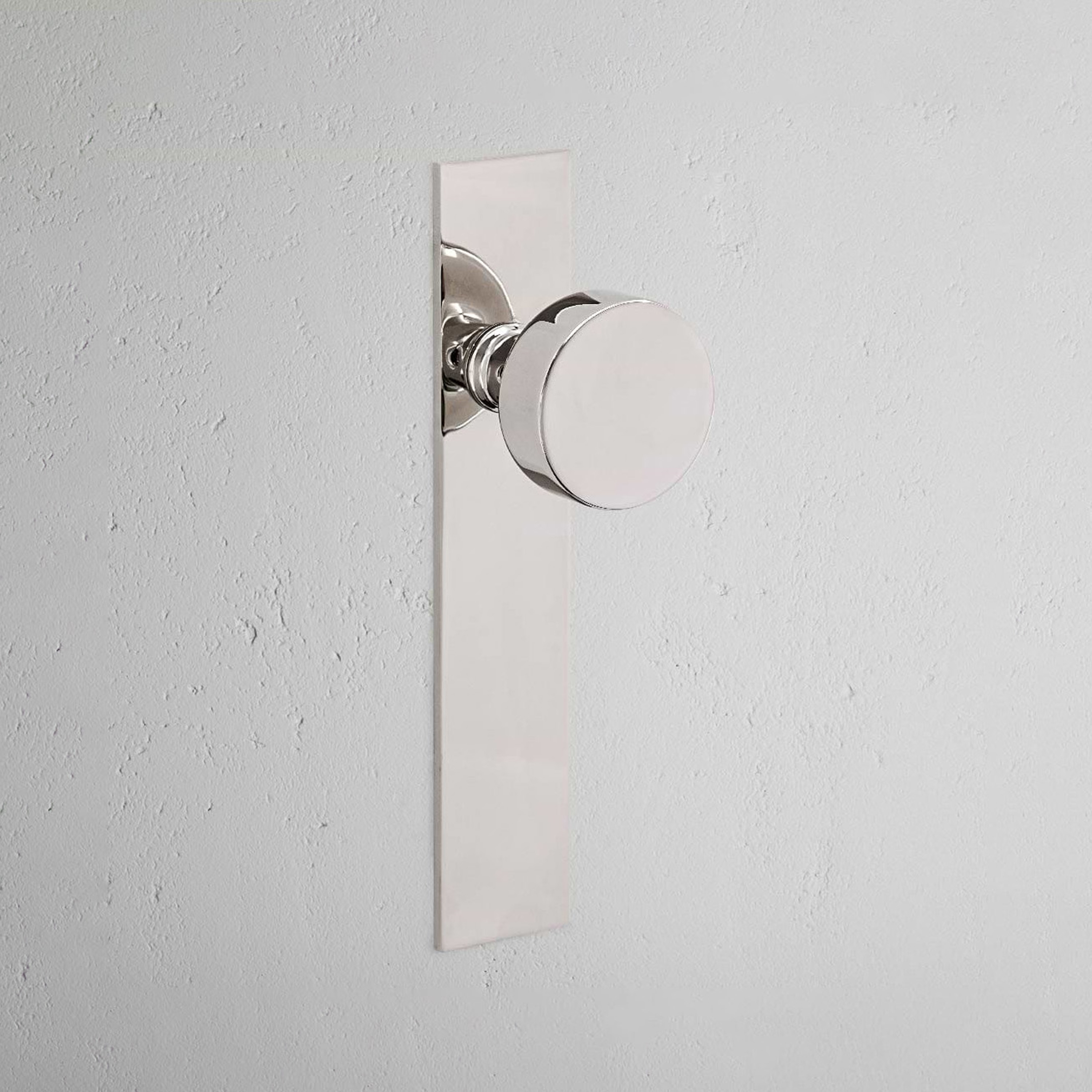Pomo para puertas Onslow con placa larga (con muelle) y sistema giratorio
