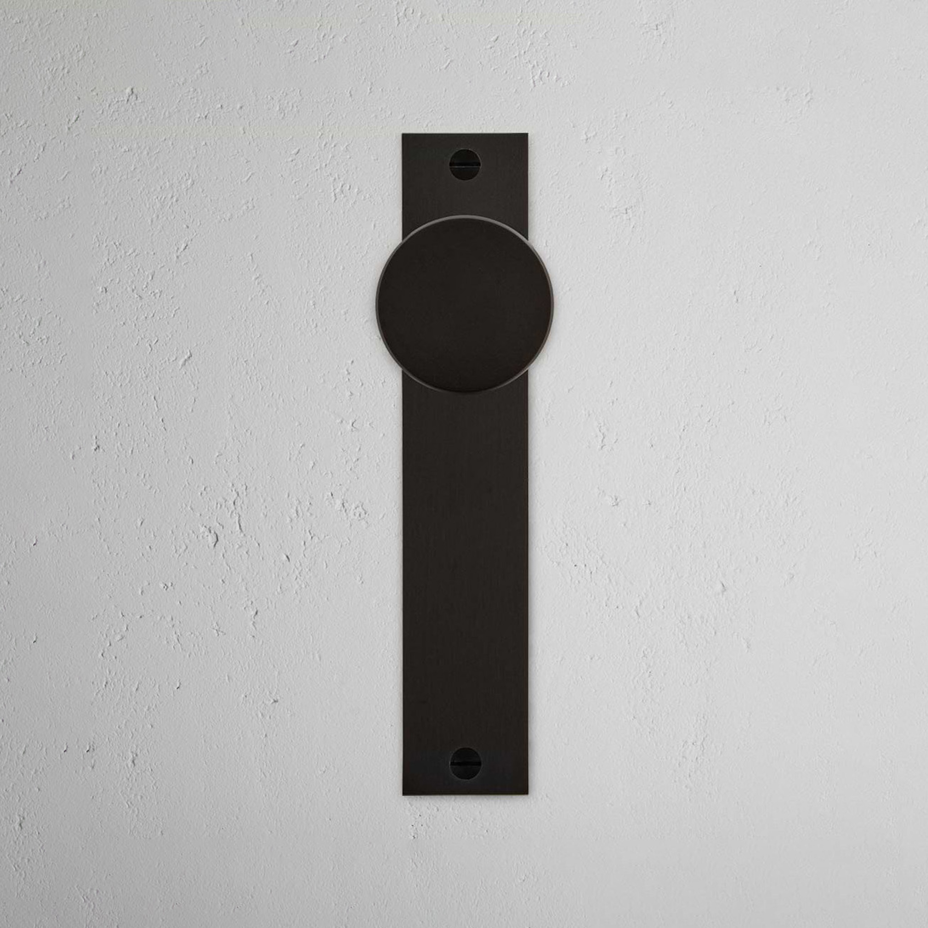 Mostrar el producto Pomo para puertas Onslow con placa larga (con muelle) y sistema giratorio del fabricante Corston Architectural Detail