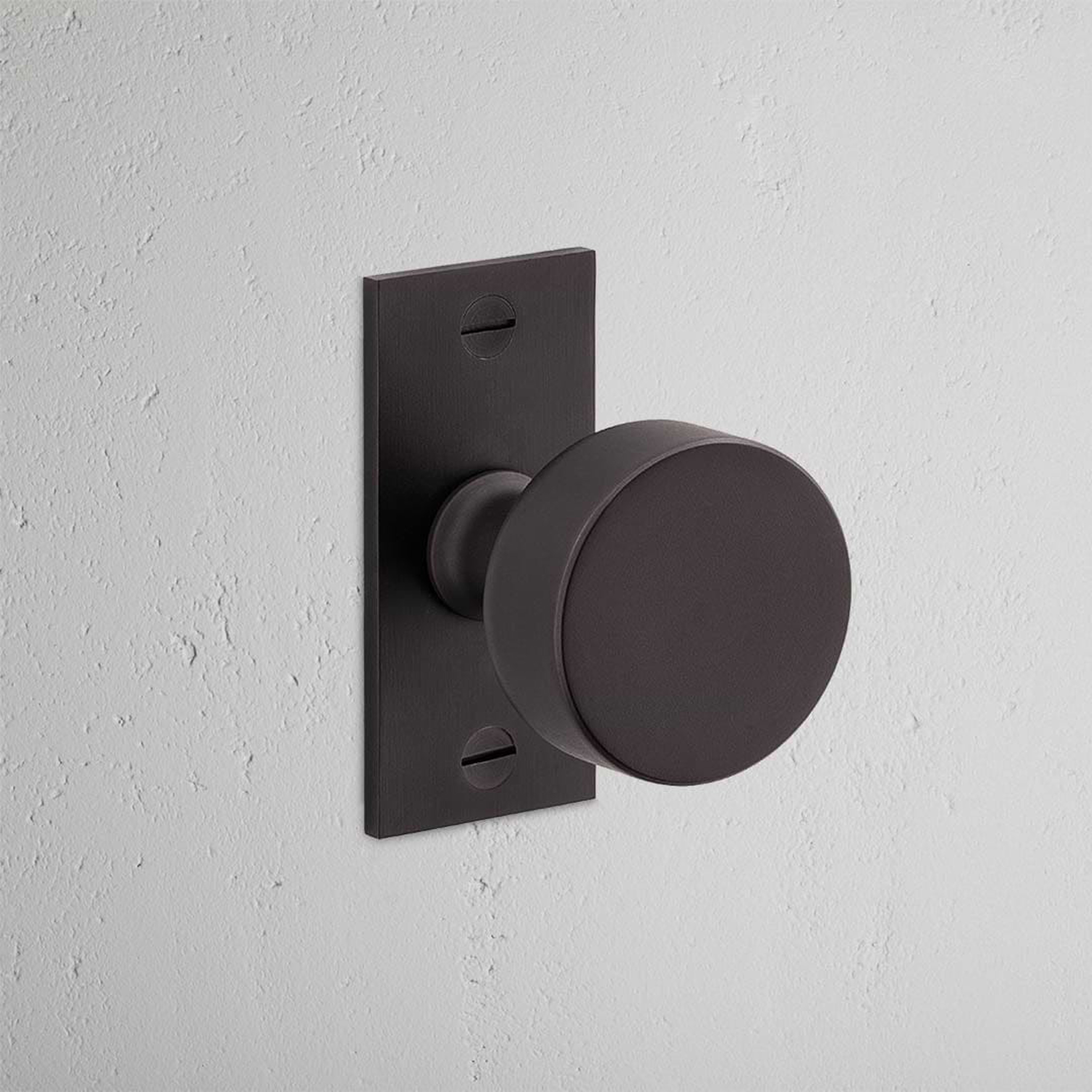 Mostrar el producto Onslow Short Plate Sprung Door Knob del fabricante Corston Architectural Detail