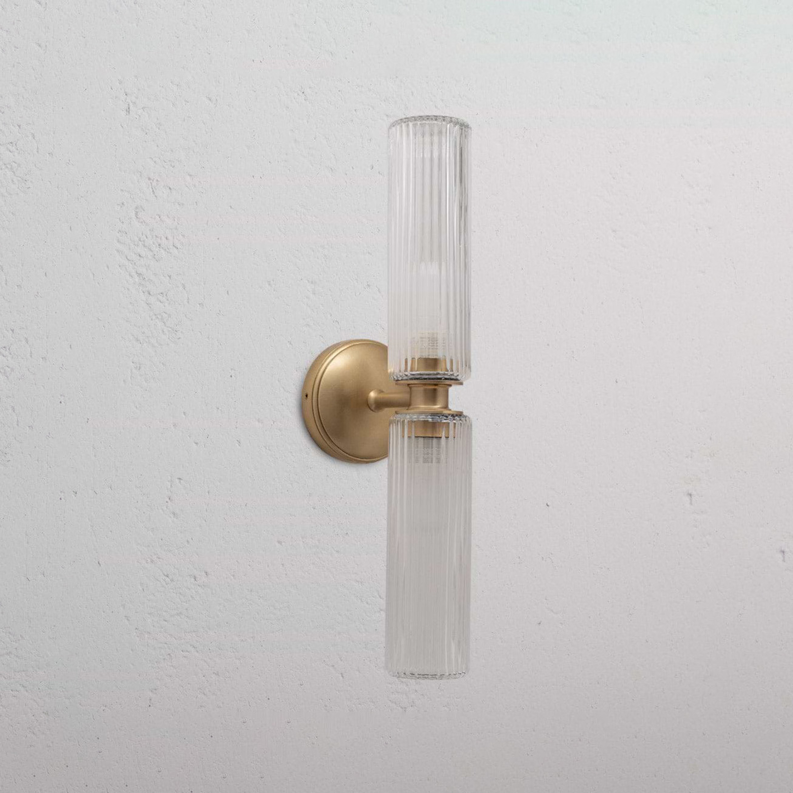 Mostrar el producto Aplique de pared Claremont mediano con vidrio acanalado del fabricante Corston Architectural Detail