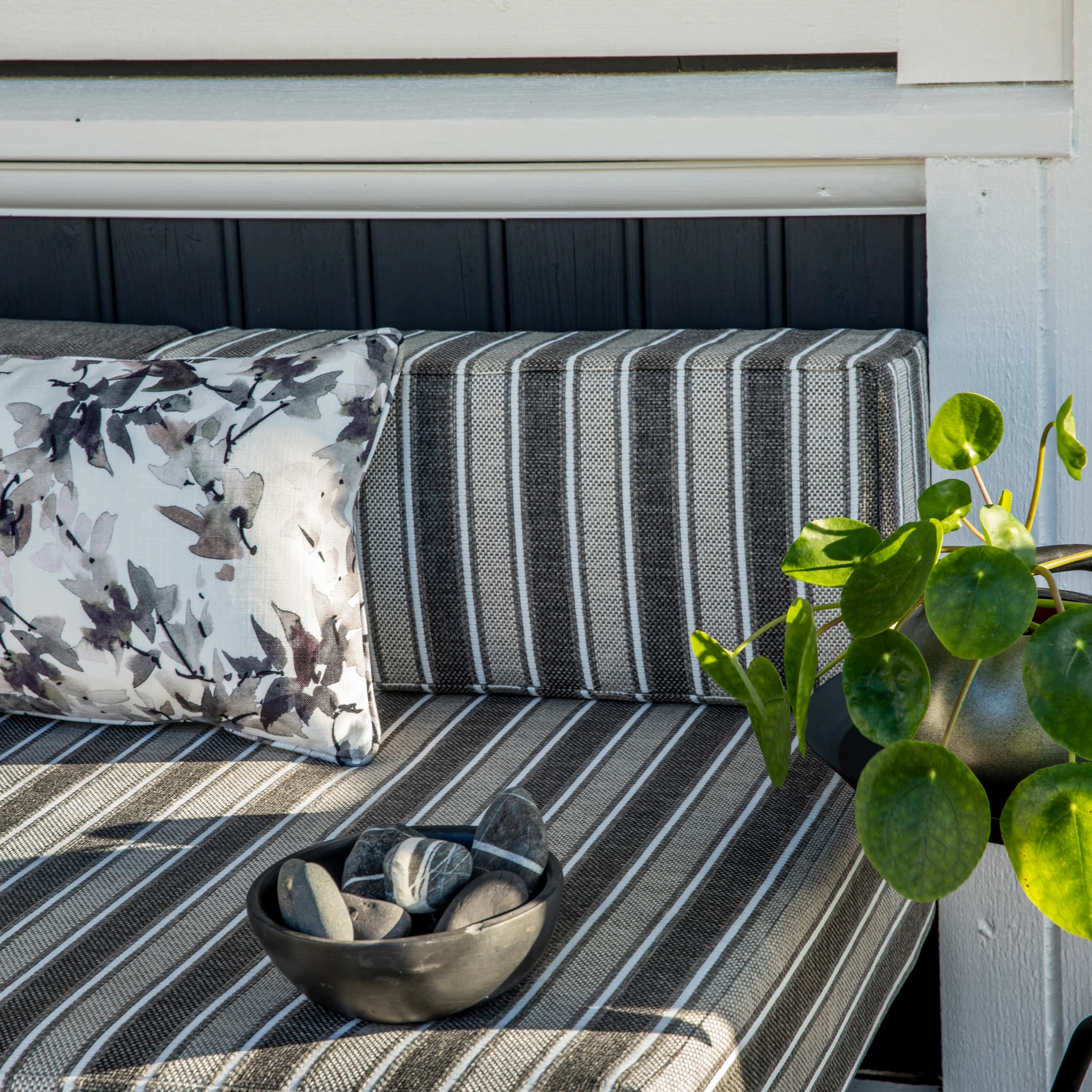 FLAME RETARDANT IN-& OUTDOOR FABRICS