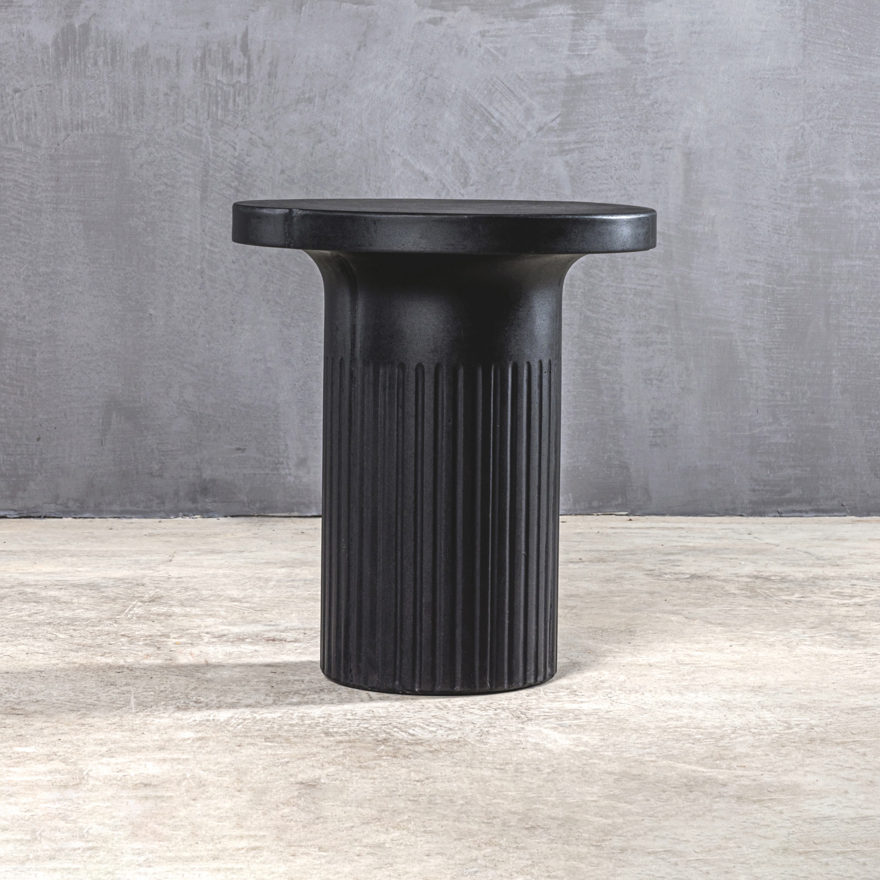 Afficher le produit Brutal | Colonna 45 Black Side Table 16050182 du fabricant Set Collection