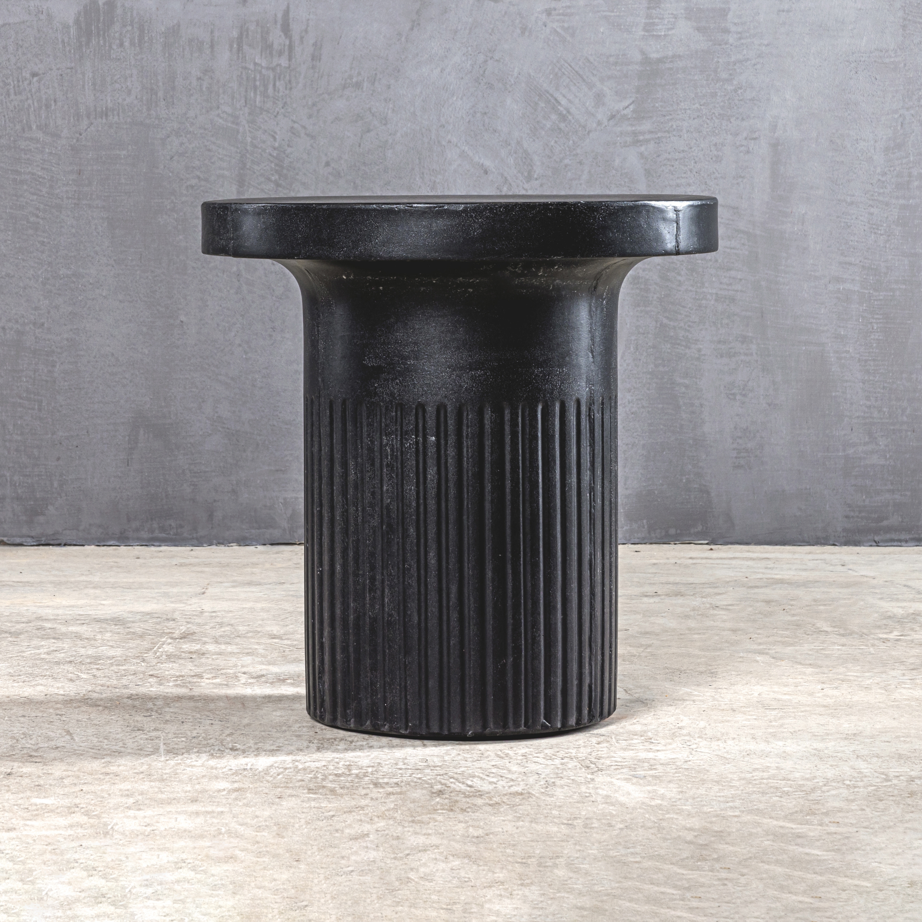 Afficher le produit Brutal | Colonna 50 Black Side Table FS515 du fabricant Set Collection