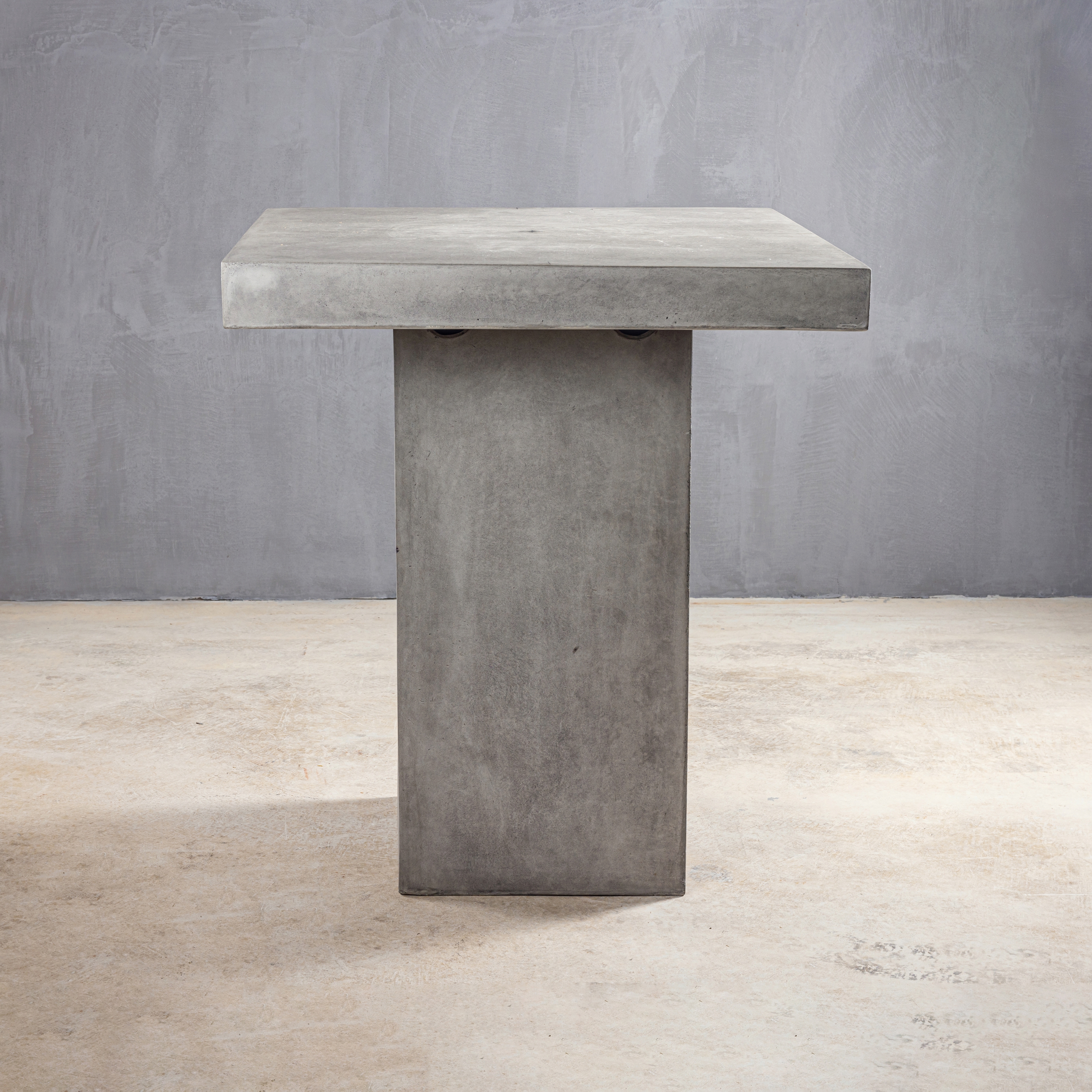 Display product Brutal | Portland 100 Bar Table 16050101 from manufacturer Set Collection