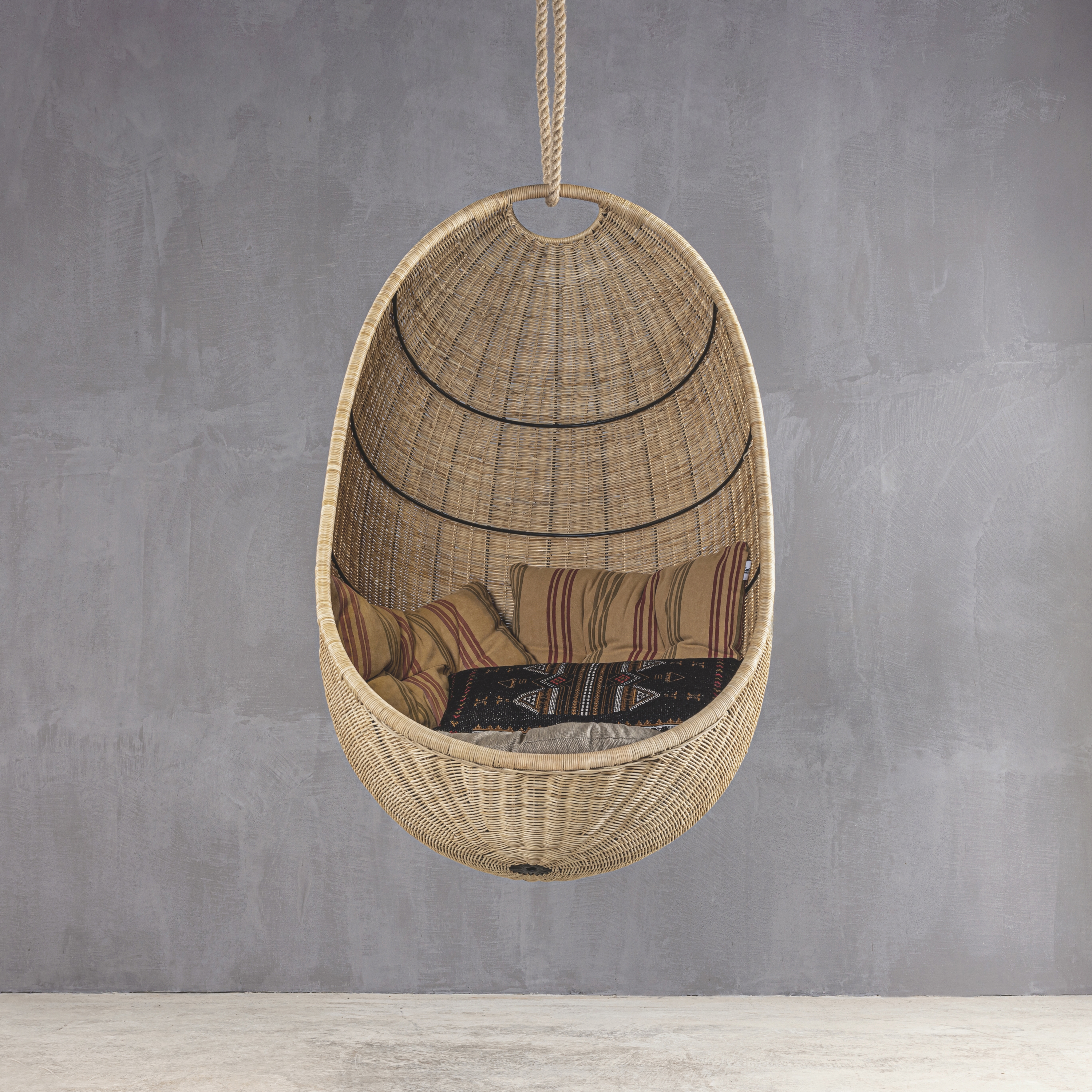 Display product Kanso | Egg Hanging Chair with Cushion from manufacturer Set Collection