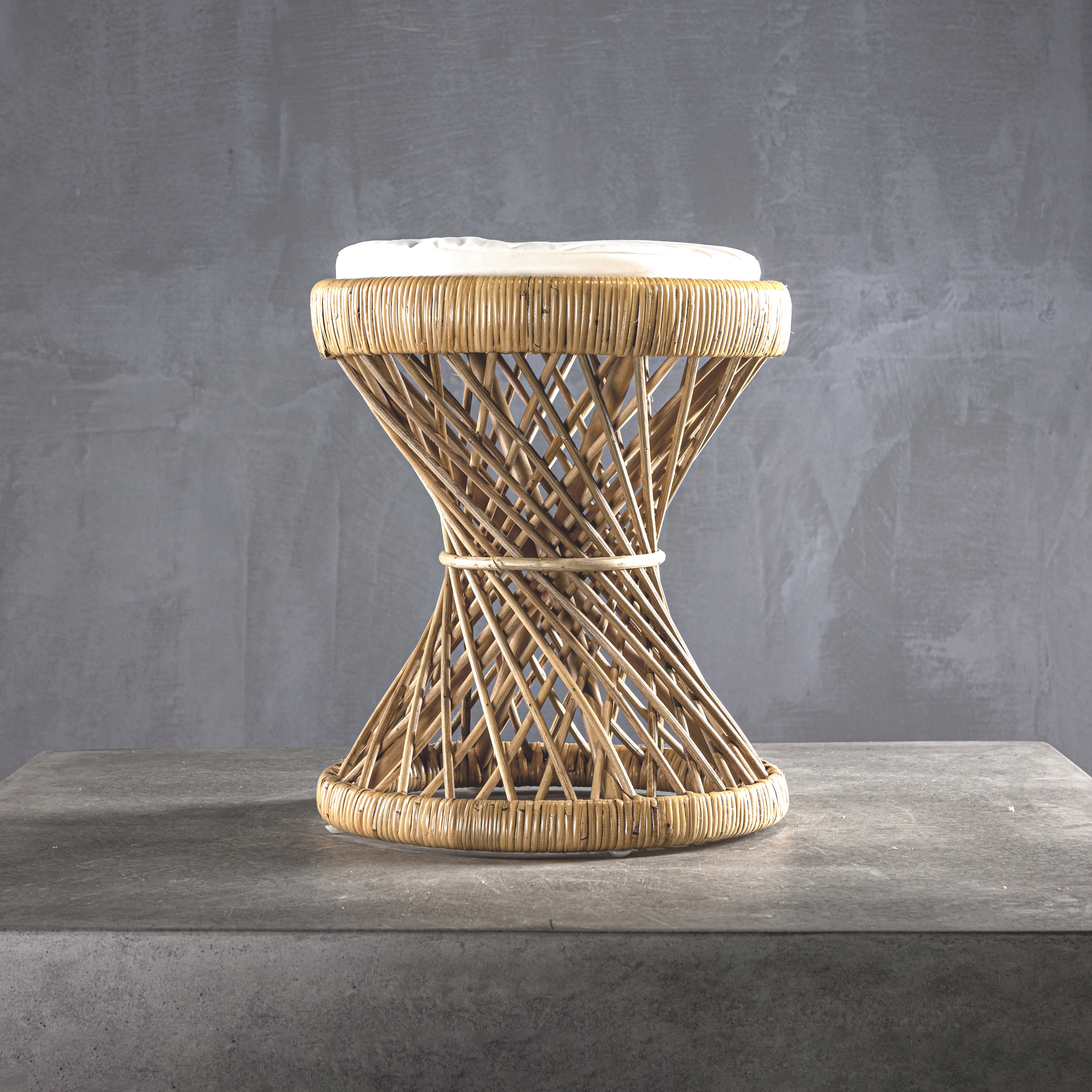 Produkt Kanso | Peacock 45 Stool with Cushion des Herstellers Set Collection anzeigen
