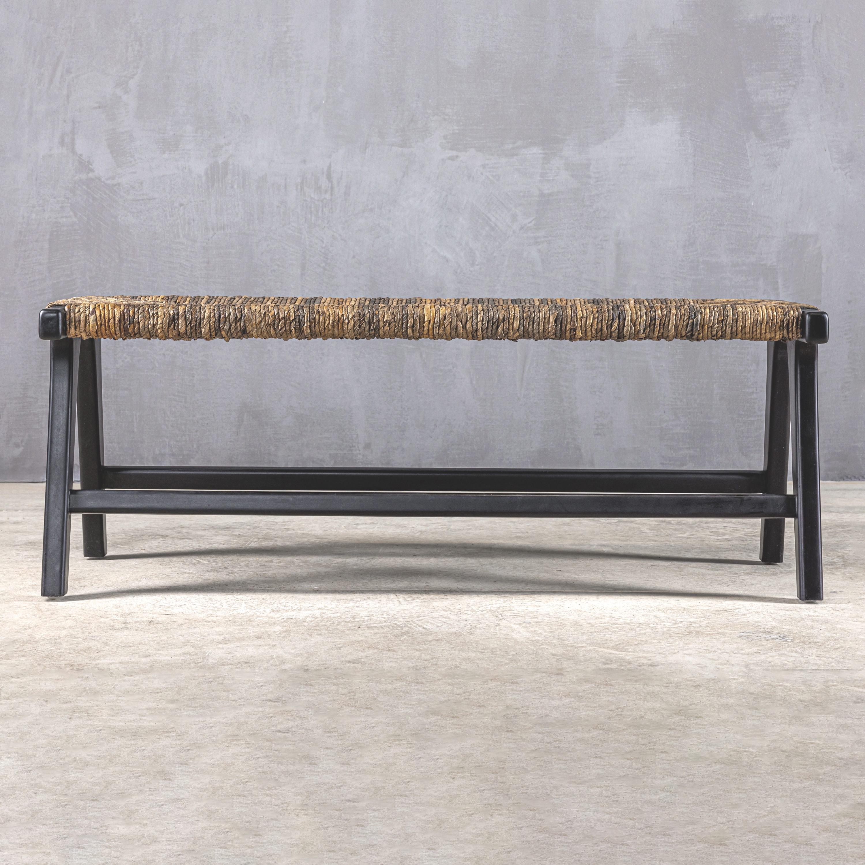Mostra il prodotto Kanso | Vermont 125 Black Teak Banana Bench del produttore Set Collection