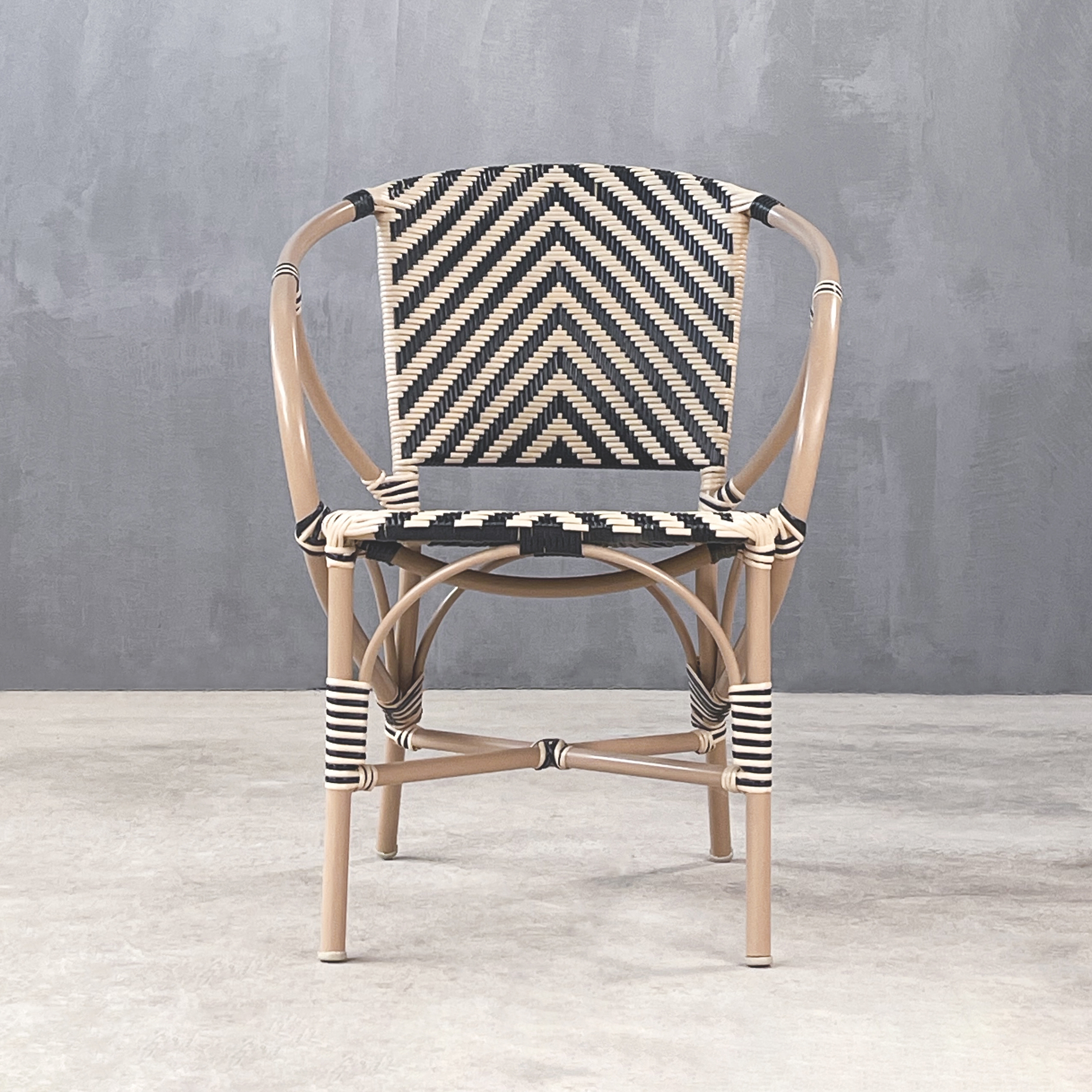 Mostra il prodotto Kanso | Geneva Dining Armchair Beige / Black del produttore Set Collection