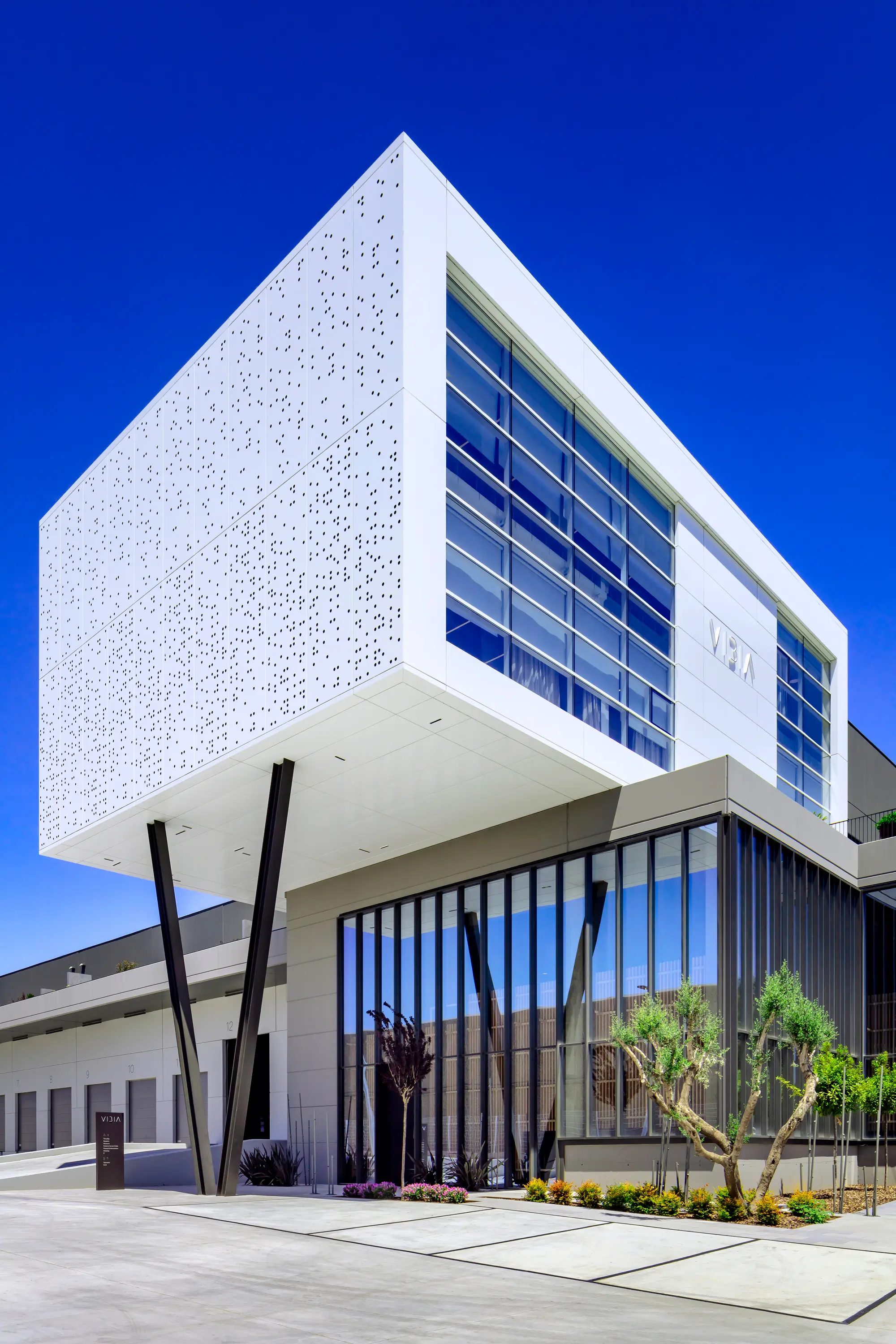 ELVAL COLOUR - Aluminium Composite Panels | etalbond® d3,d2,d1