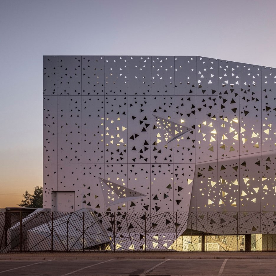 Display product Aluminium Composite Panels | etalbond® FR from manufacturer ELVAL COLOUR