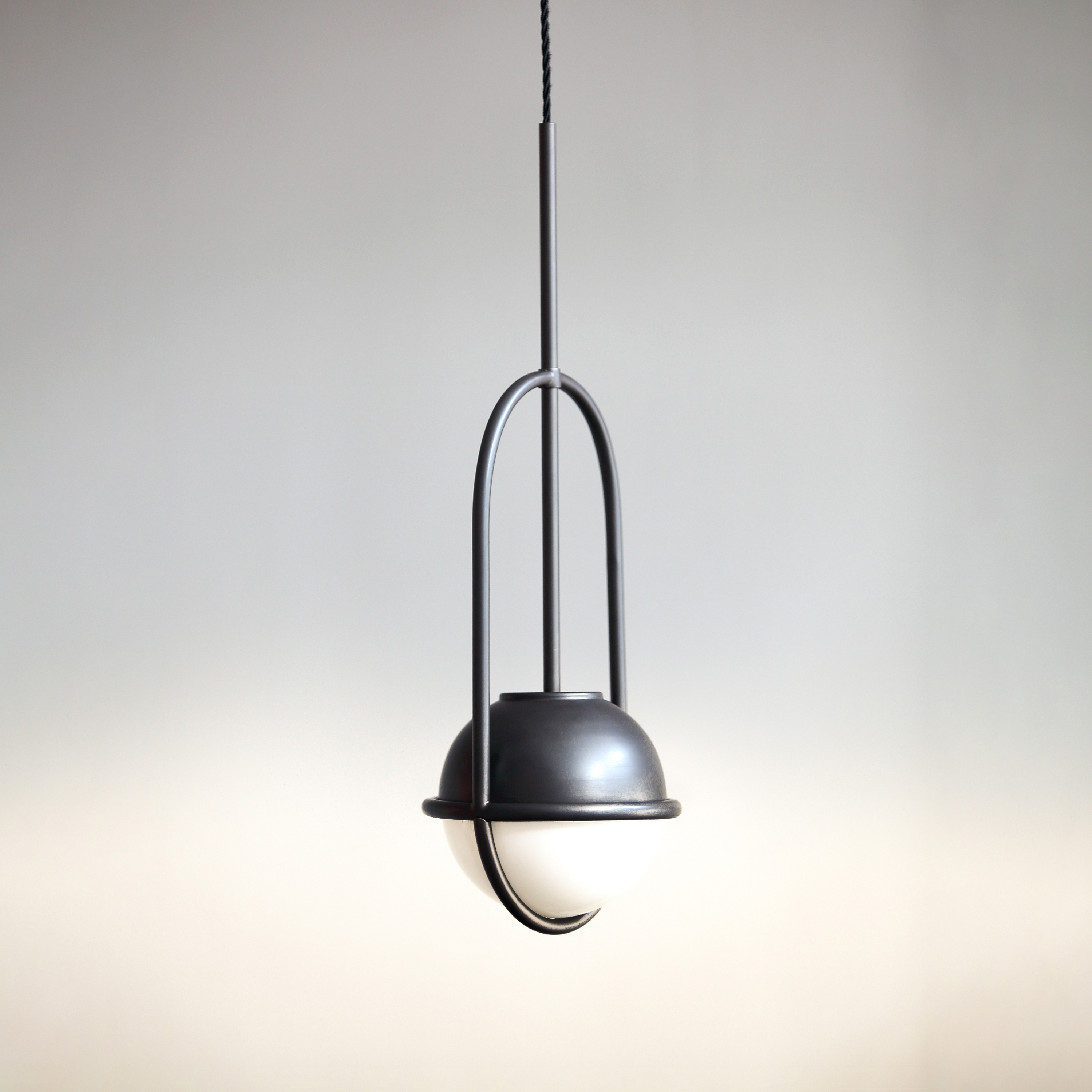 Afficher le produit Orbit | B Pendant Light du fabricant Topos Workshop