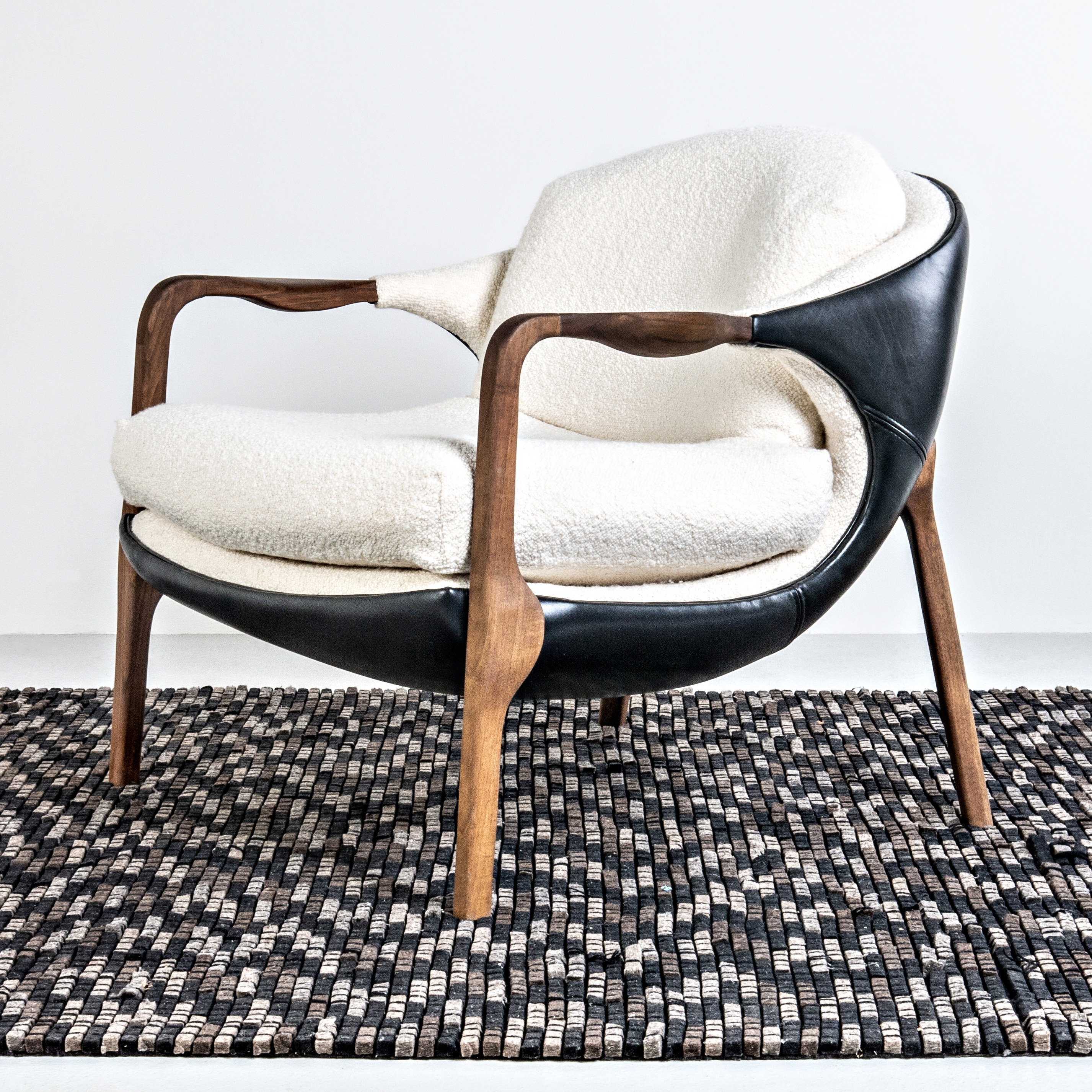 Mostrar el producto Sila armchair, leather/Dedar coll fabric del fabricante Hookl und Stool