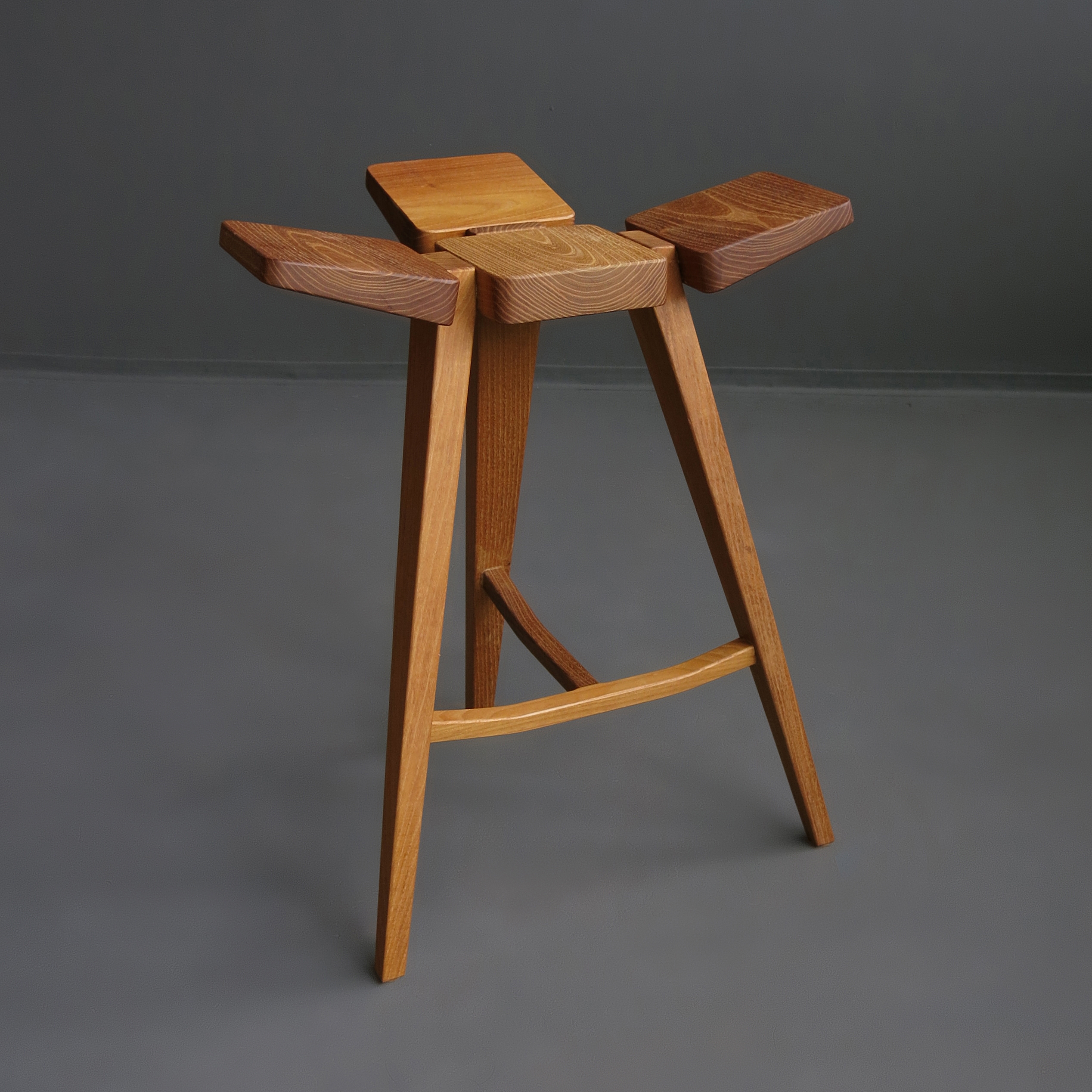 Afficher le produit Clover barstool low du fabricant Hookl und Stool