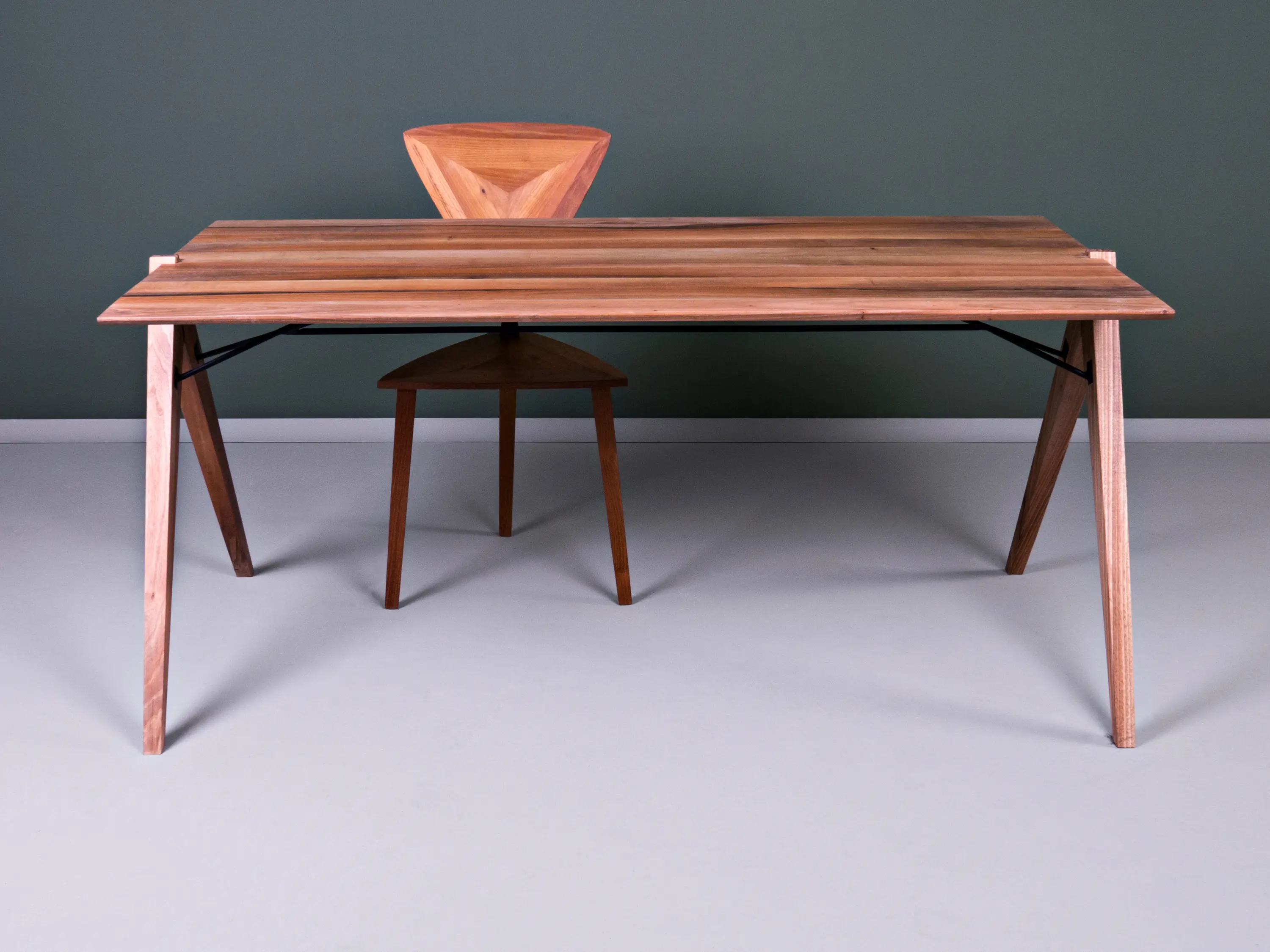 Hookl und Stool - Crocodile dining table