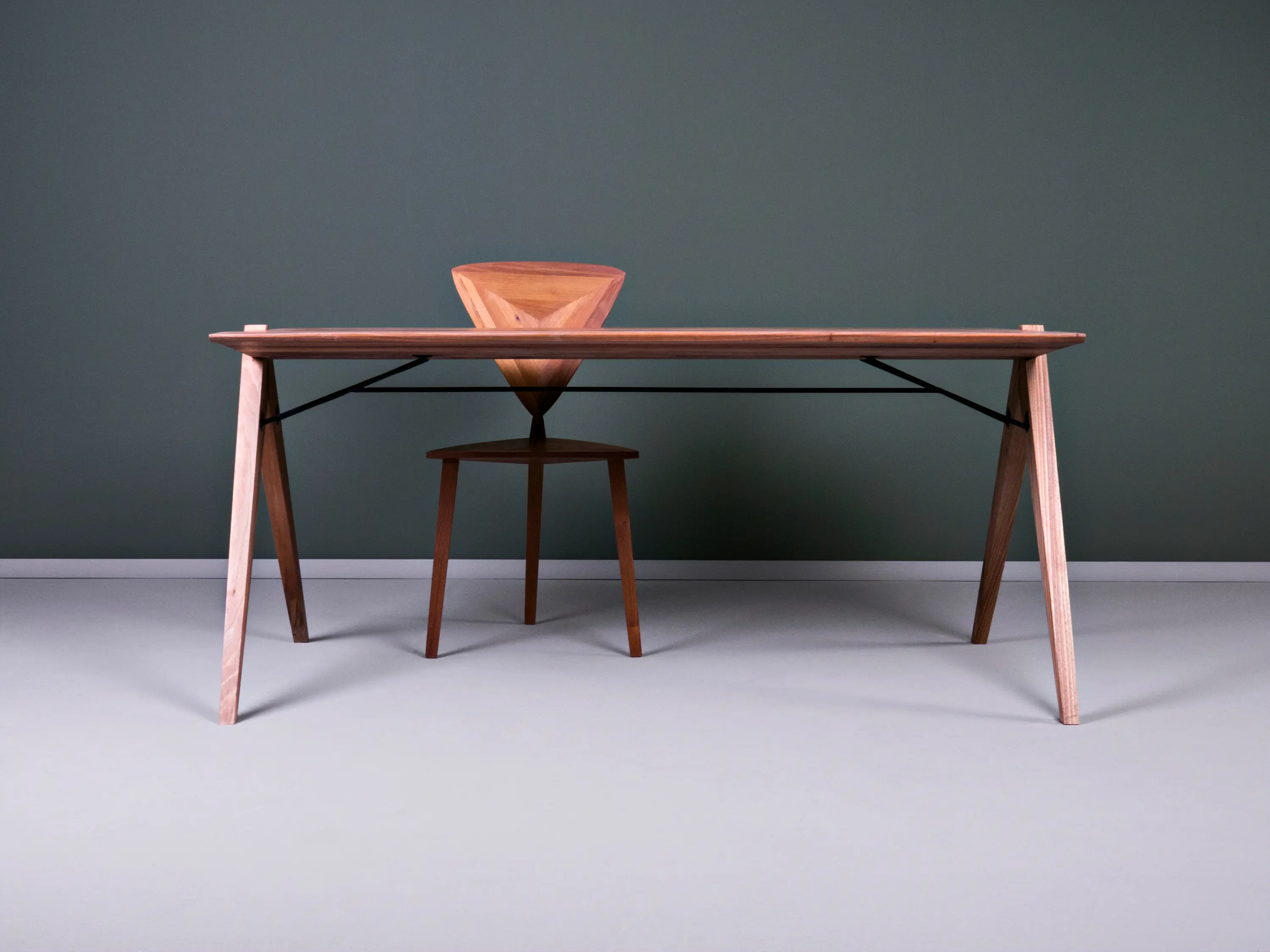 Hookl und Stool - Crocodile dining table