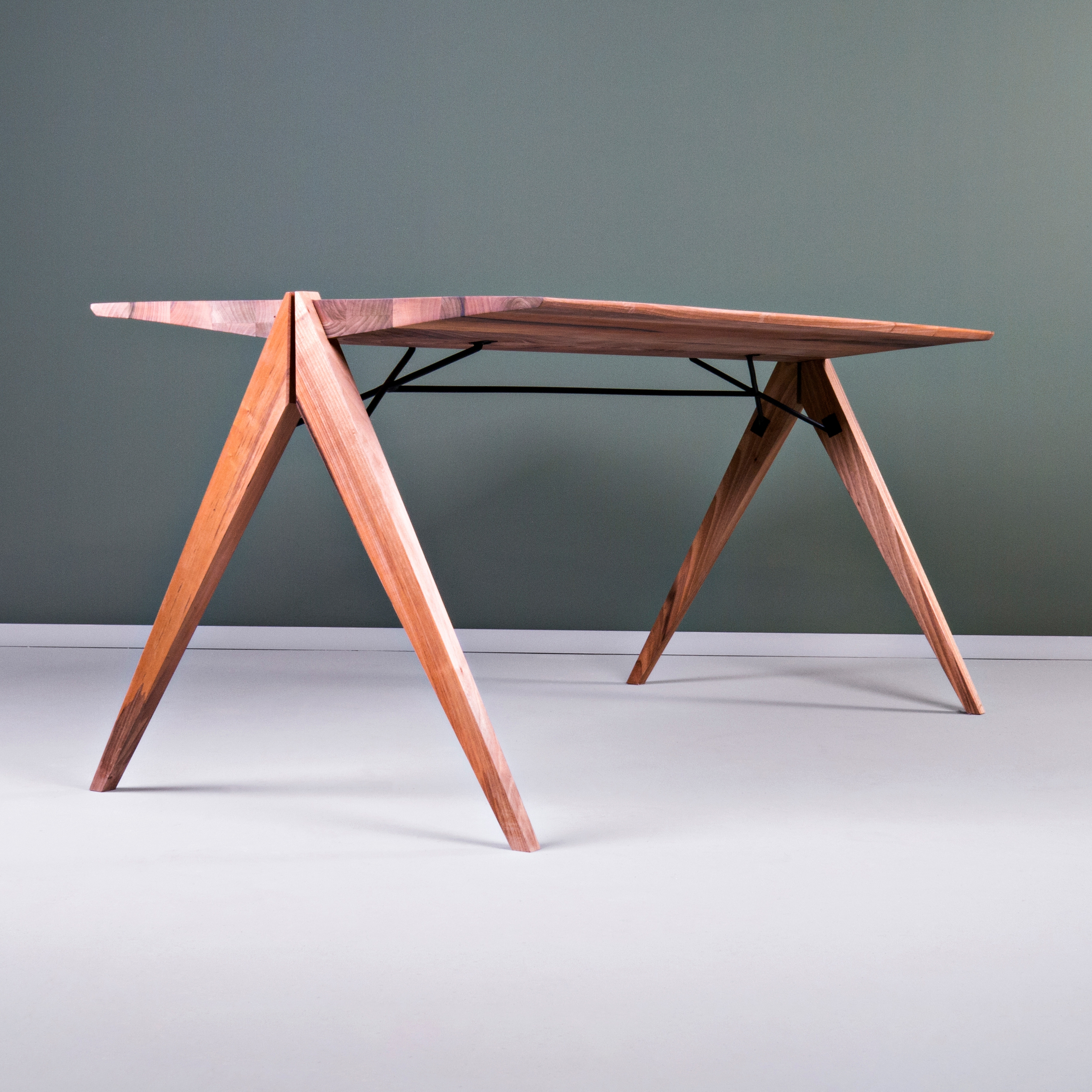 Mostrar el producto Crocodile dining table del fabricante Hookl und Stool