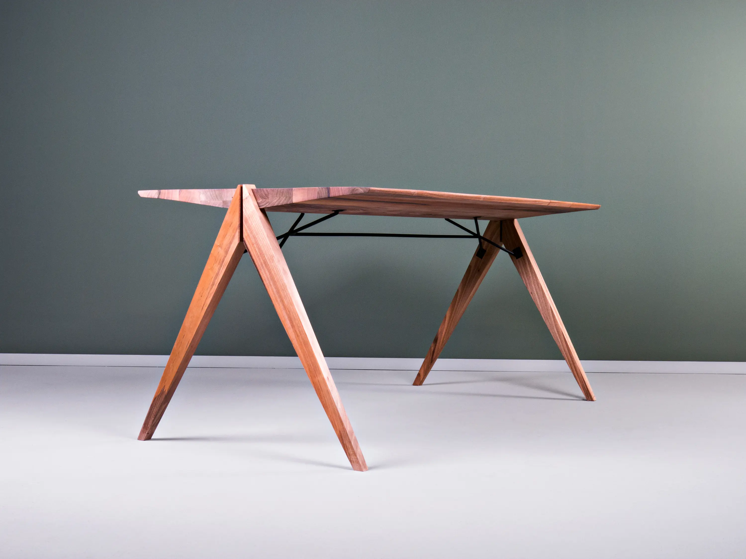 Hookl und Stool - Crocodile dining table