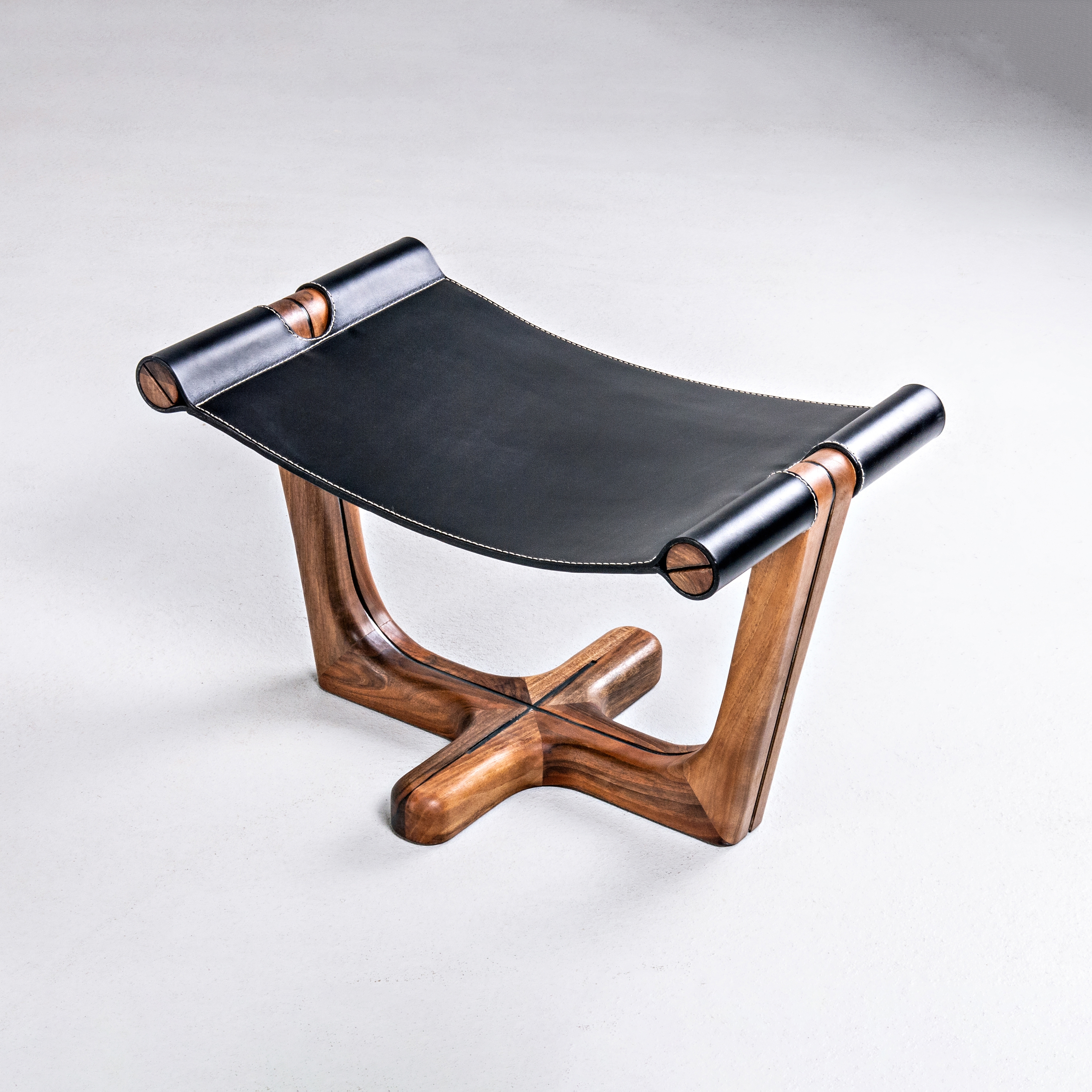 Mostrar el producto Armada footrest, thick leather del fabricante Hookl und Stool