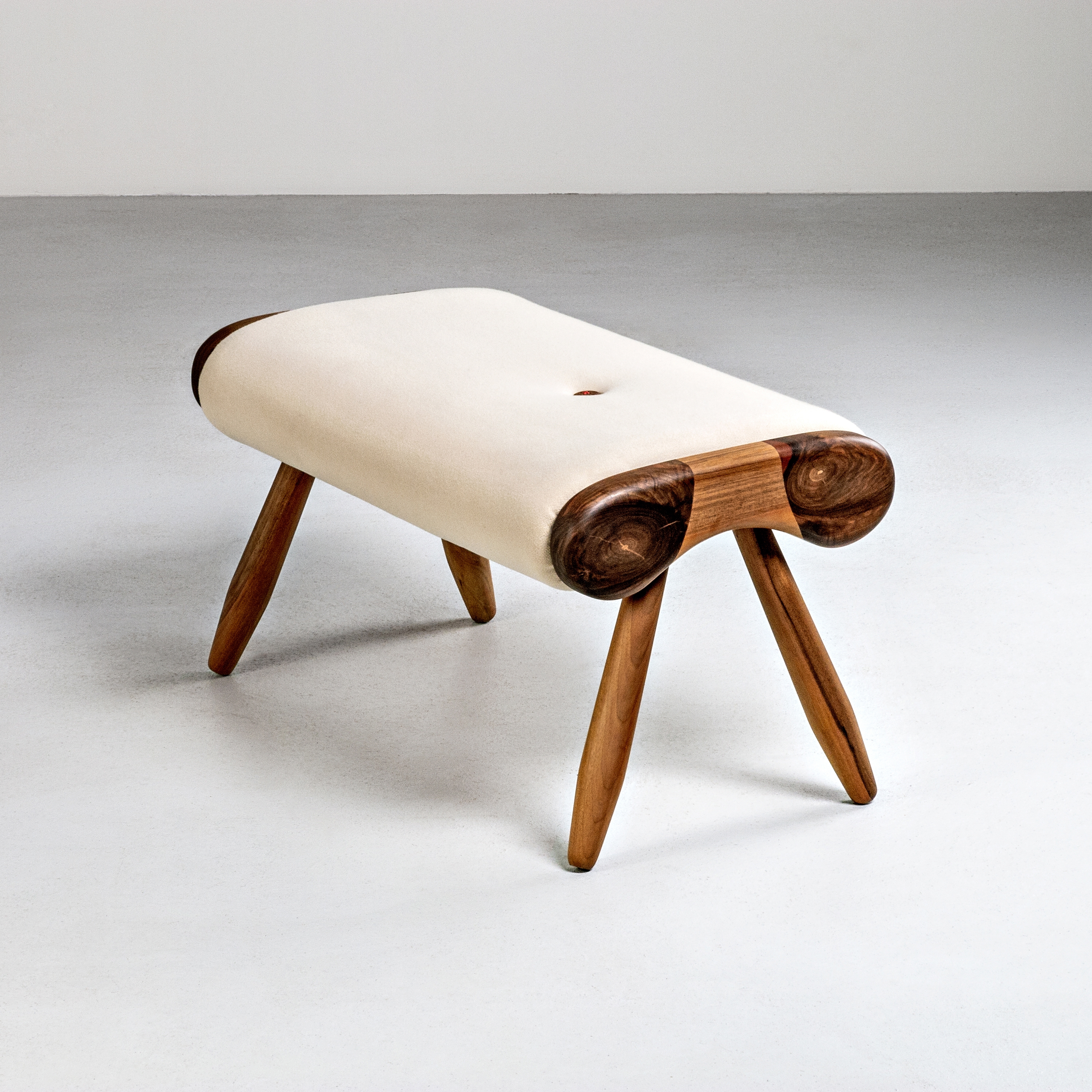 Mostrar el producto Eye footrest, wool coll fabric del fabricante Hookl und Stool