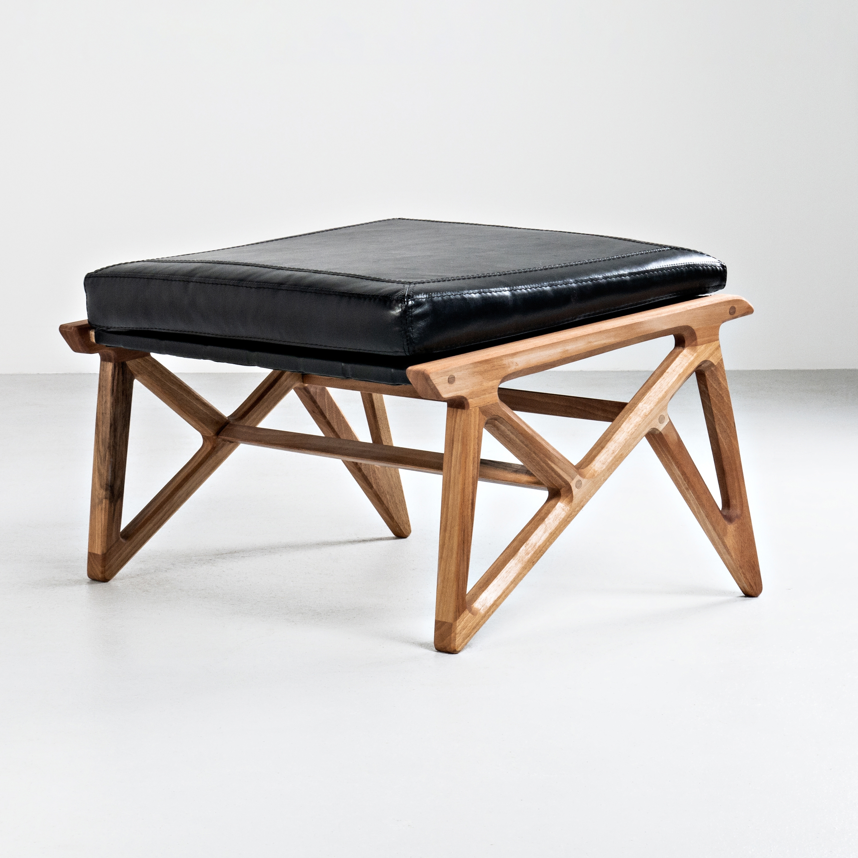 Mostrar el producto Triangle footrest, leather coll fabric del fabricante Hookl und Stool