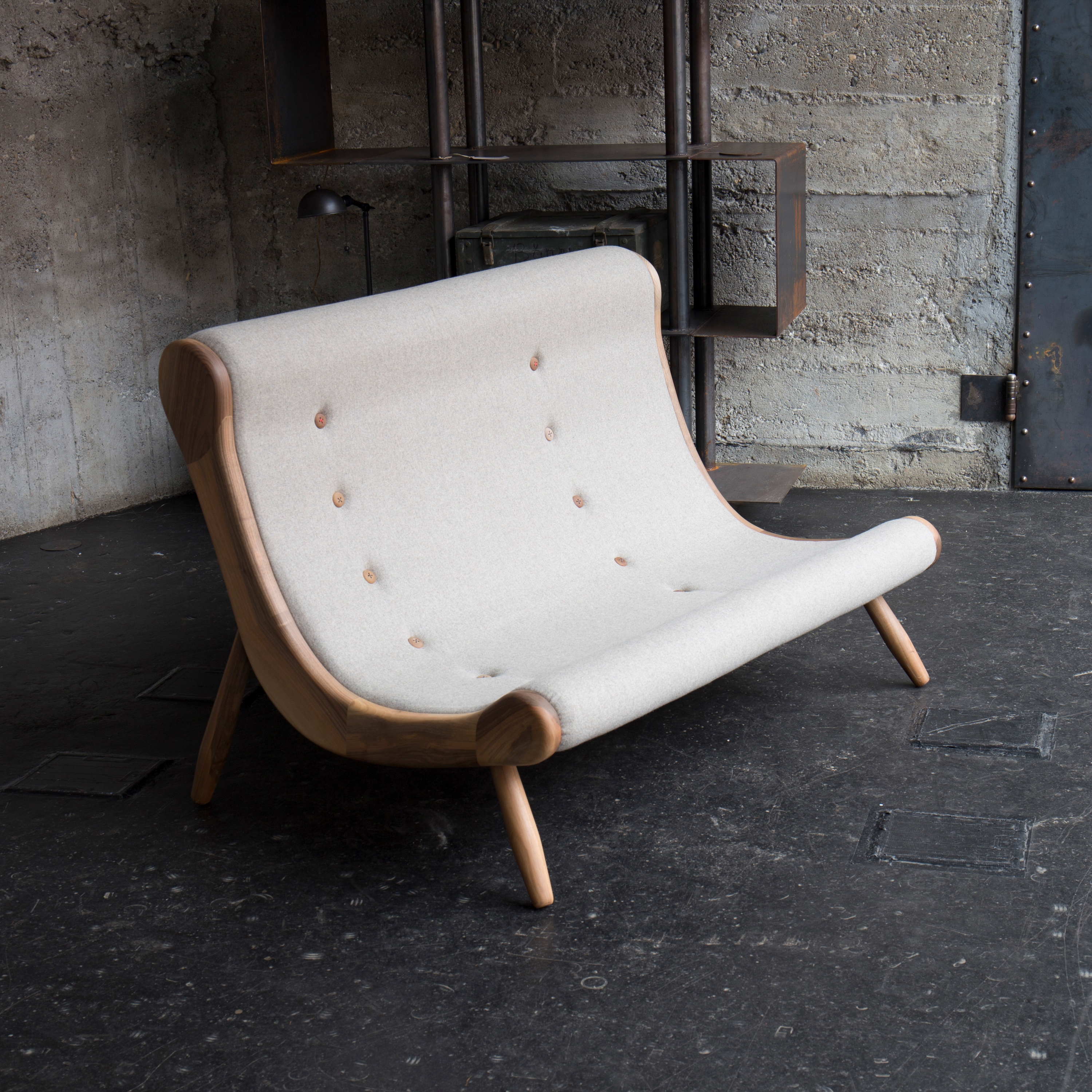 Mostrar el producto Eye two seater sofa, wool coll fabric del fabricante Hookl und Stool