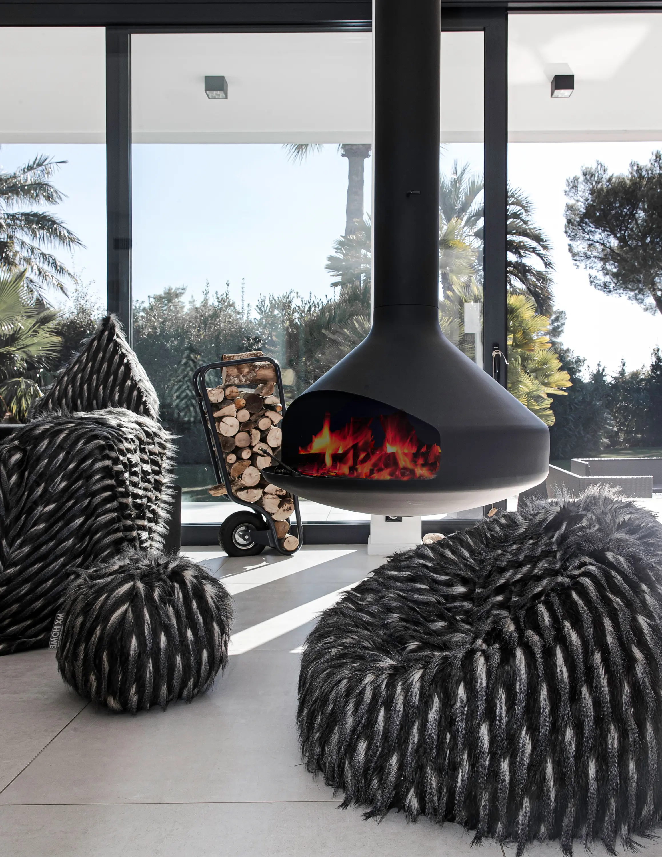 MX HOME - Coussins et Plaids | Coussin pyramide en fausse fourrure noire et blanche M